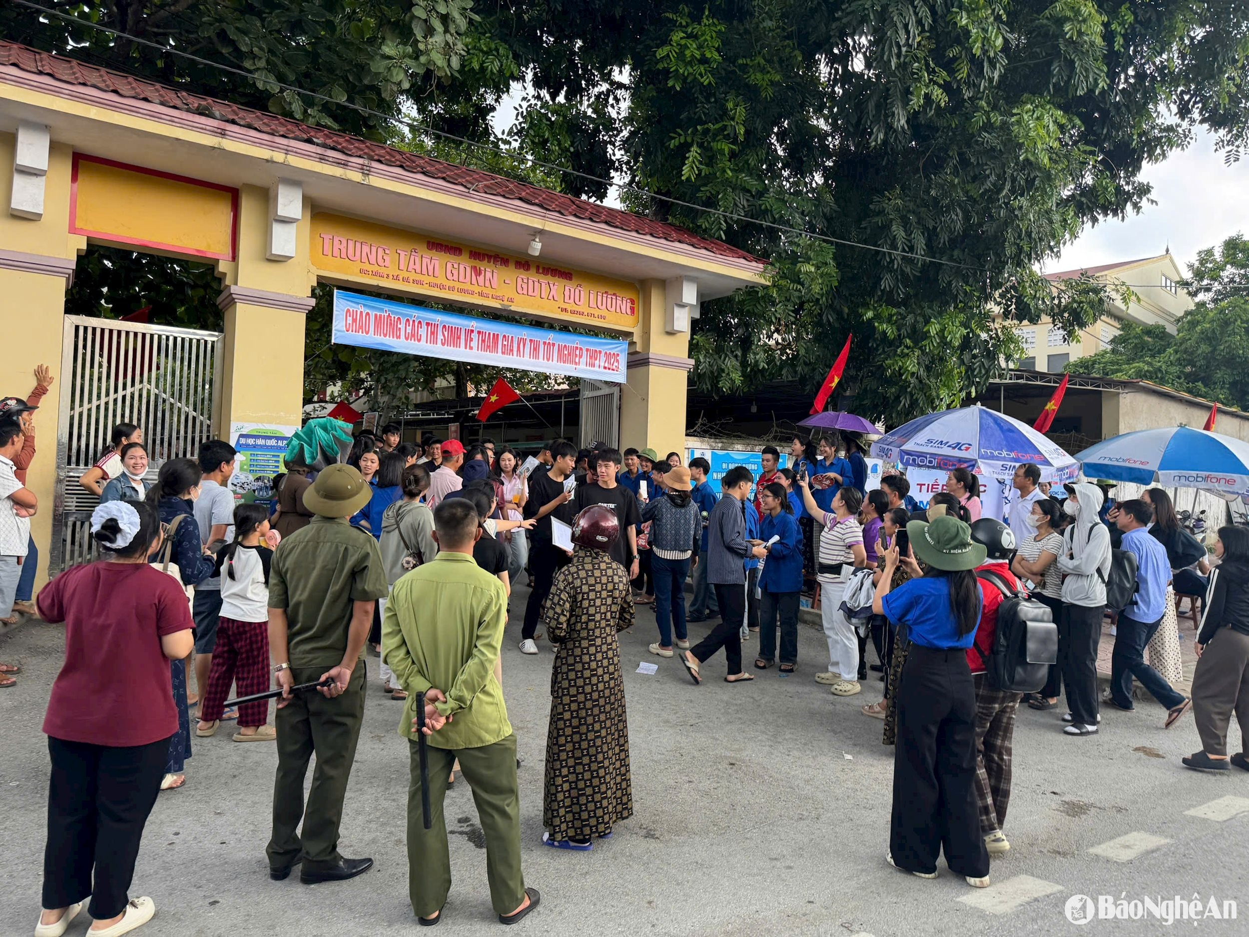 Thí sinh tại điểm thi Trung tâm GDTX huyện Đô Lương. Ảnh -Ngọc Phương