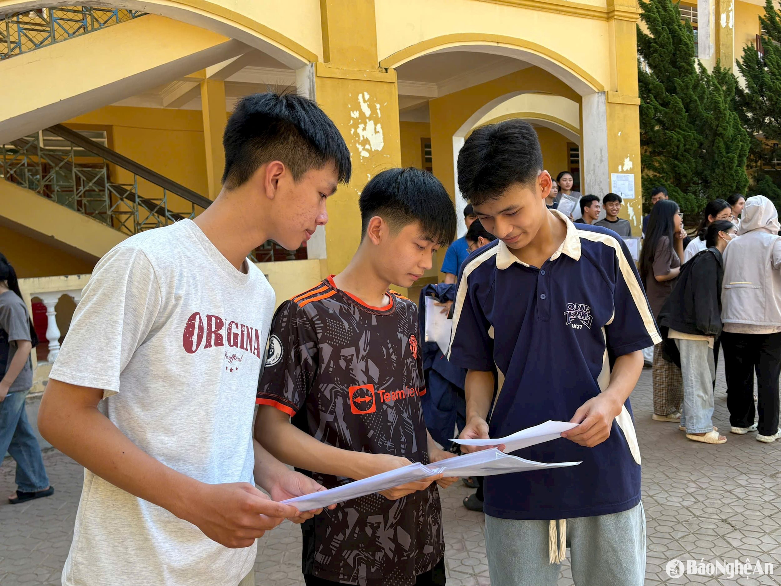 Thí sinh Thị xã Thái Hòa trao đổi bài sau khi thi xong. Ảnh - Minh Thái