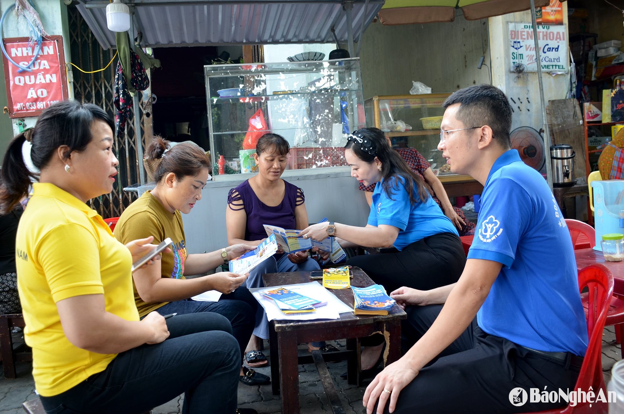 Tuyên truyền, vận động người dân tham gia bảo hiểm xã hội tự nguyện, bảo hiểm y tế hộ gia đình tại thành phố Vinh. Ảnh Thành Chung