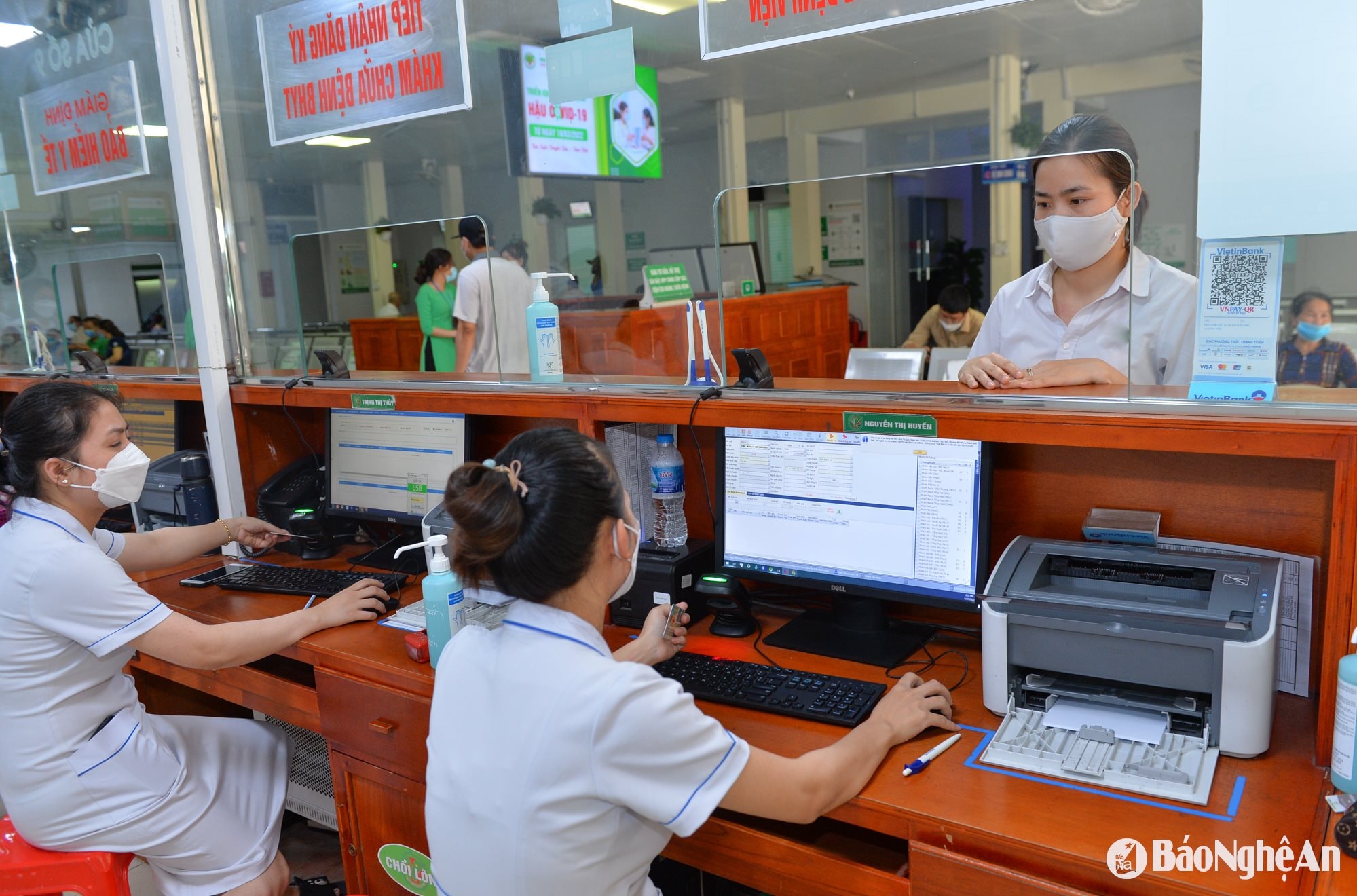 Các cơ sở y tế đều đã kết nối liên thông dữ liệu khám chữa bệnh và thanh toán bảo hiểm y tế. Ảnh Thành Chung