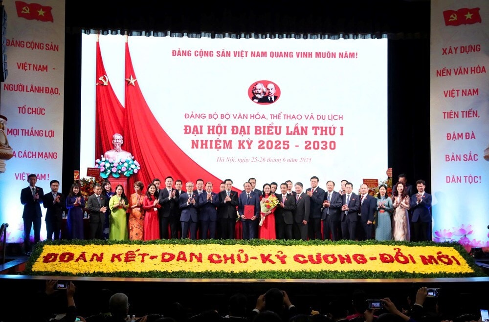 NSND Xuân Bắc (ngoài cùng bên phải) và 31 đồng chí khác trong Ban Chấp hành Đảng bộ Bộ VHTTDL nhiệm kỳ 2025-2030 ra mắt tại Đại hội.