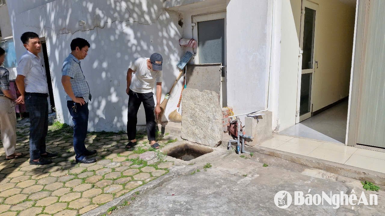 Cán bộ UBND P. Nghi Thu (TP. Vinh) kiểm tra việc khai thác nước ngầm tại một