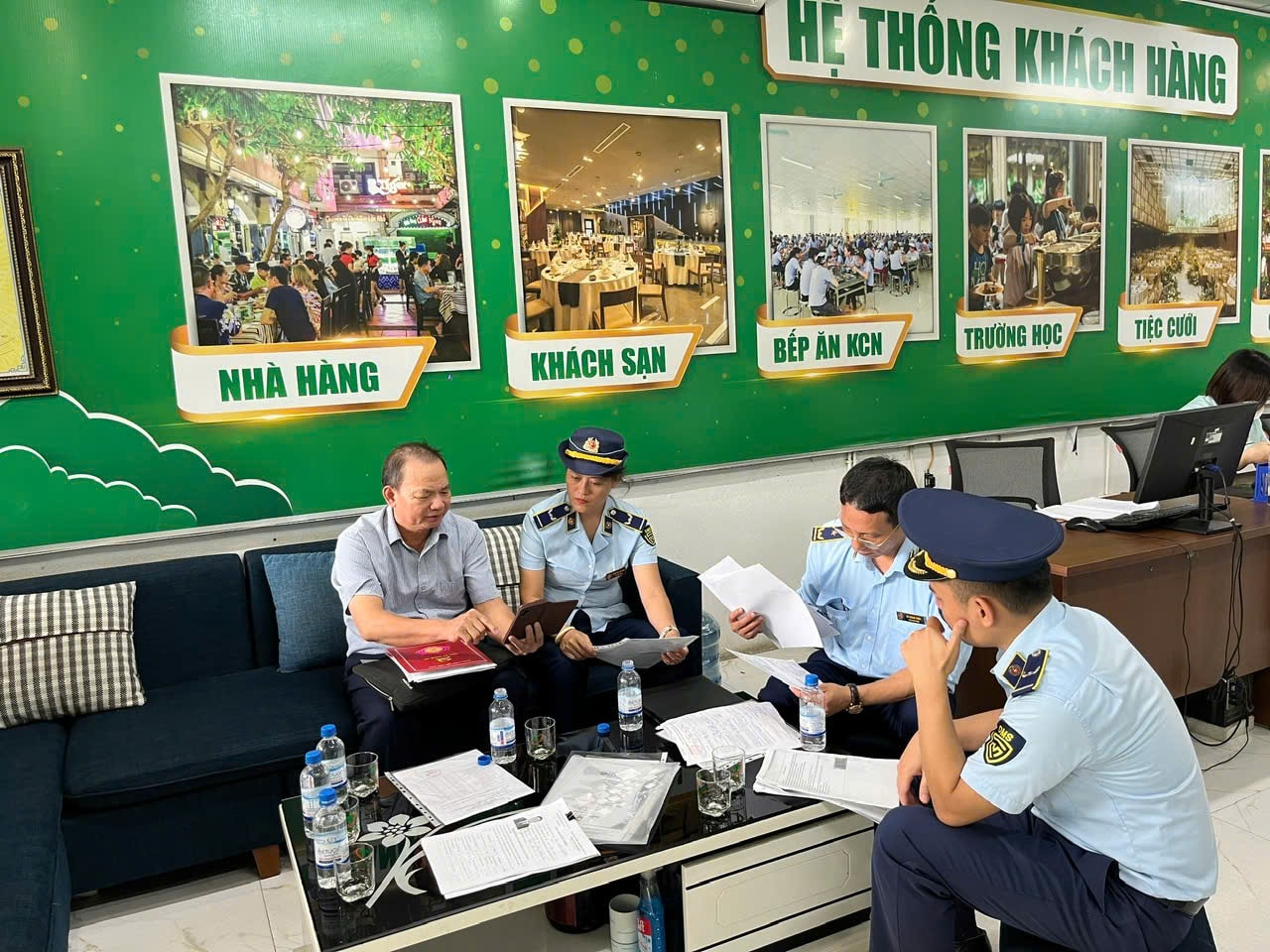 Hôi đã phối hợp với Chi cuc QLTT kiểm tra các cơ sơ kinh doanh thực phẩm trên địa bàn TP Vinh