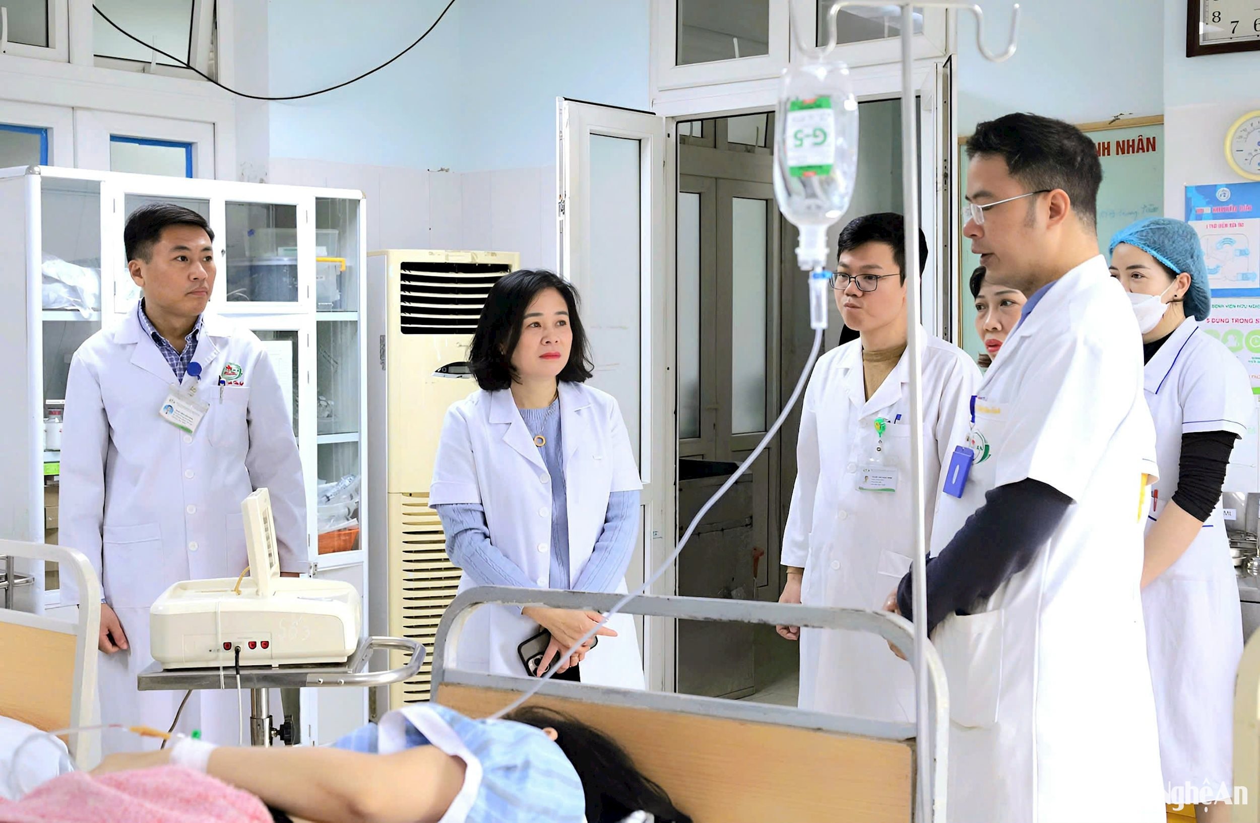 Tiến sĩ, Bác sĩ Chuyên khoa 2 Lê Thị Hoài Chung - Giám đốc Sở Y tế Nghệ An kiểm tra, chỉ đạo công tác xây dựng Bệnh viện hạng đặc biệt. Ảnh Thành Chung