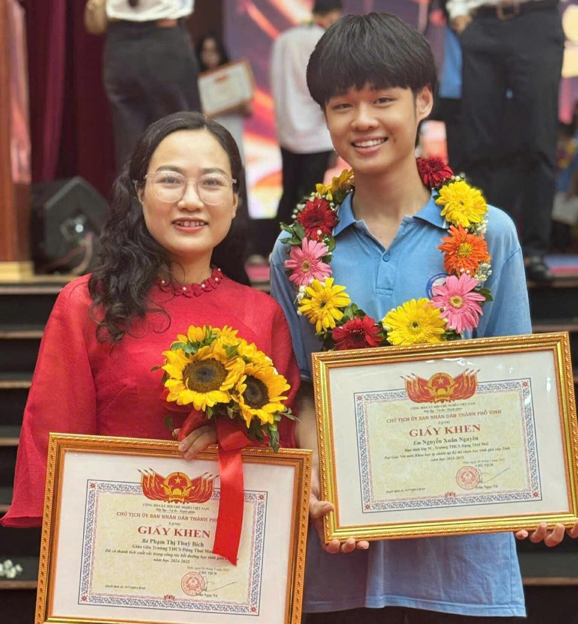Xuân Nguyên cùng giáo viên bộ môn Vật lý trong lần nhận giấy khen vì thành tích trong kỳ thi học sinh giỏi tỉnh.