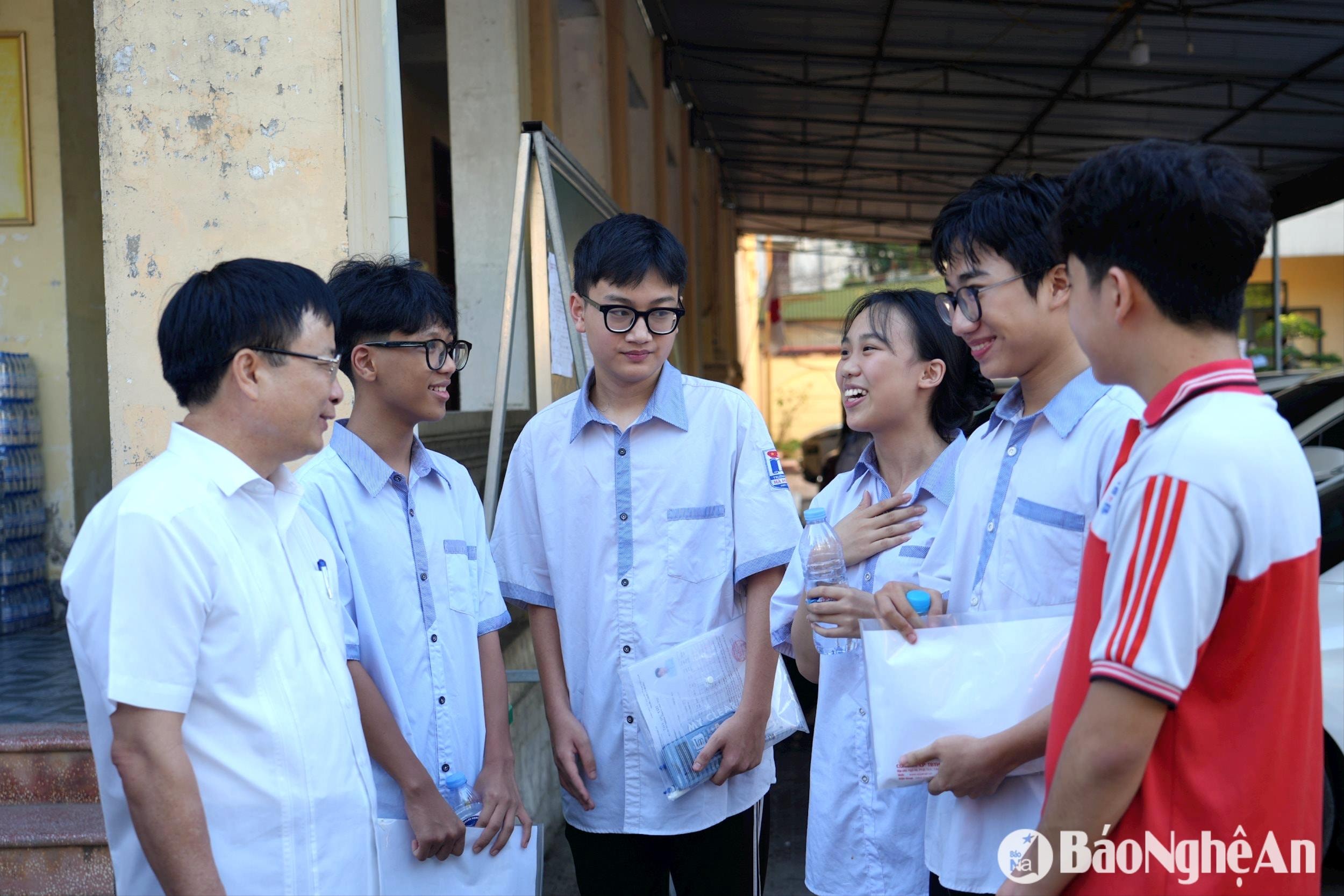 Trò chuyện với Phó Chủ tịch UBND tỉnh Bùi Đình Long trước môn thi đầu tiên, nhóm thí sinh Trường THPT Hà Huy Tập nói rằng, sáng nay các em dã ăn xôi gấc và xôi đậu để hi vọng sẽ làm bài thi suôn sẻ, đạt kết quả cao. Các học sinh nam cũng nói rằng, để tạo tâm lý thoải mái, tôi qua các bạn vẫn hẹn nhau chơi game và cùng chúc nhau thi tốt. Ảnh: Mỹ Hà