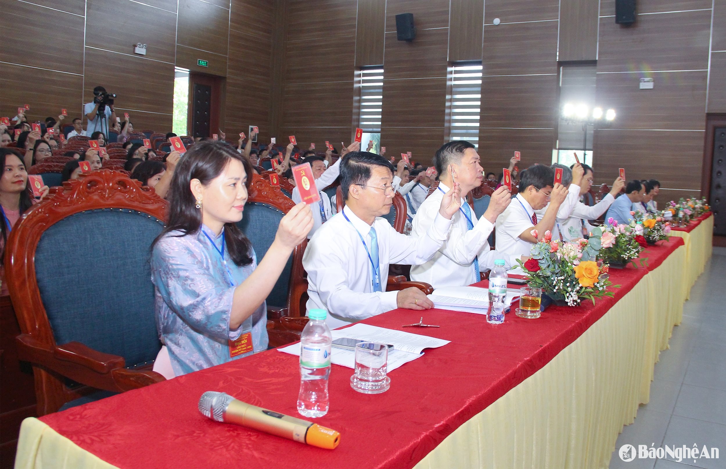 Các đại biểu biểu quyết thông qua Nghị quyết Đại hội nhiệm kỳ 2025 - 2030. Ảnh: Mai Hoa