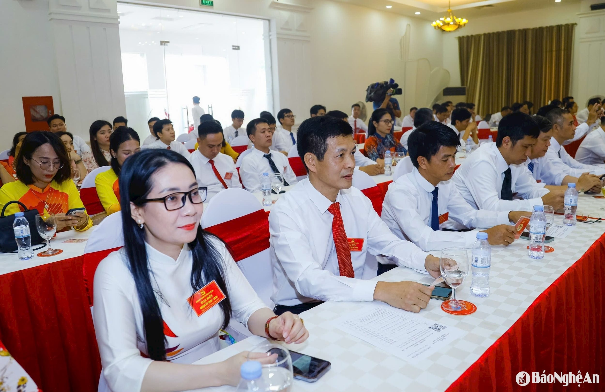 cán bộ