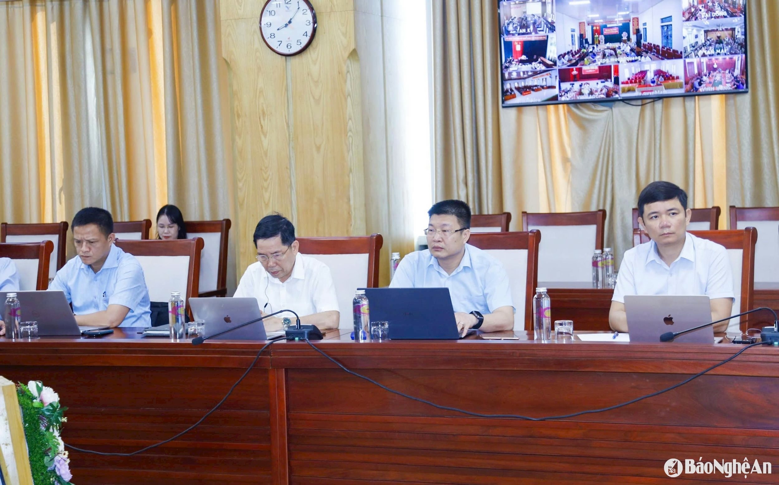 đại biểu văn phòng