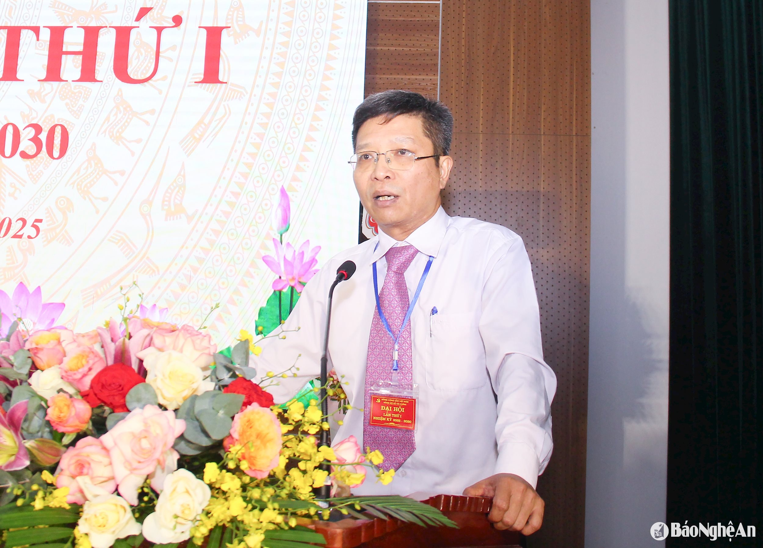 Đồng chí Hoàng Anh Dũng - Bí thư Chi bộ, Trưởng phòng Tổng hơp, quy hoạch tham luận tại Đại hội
