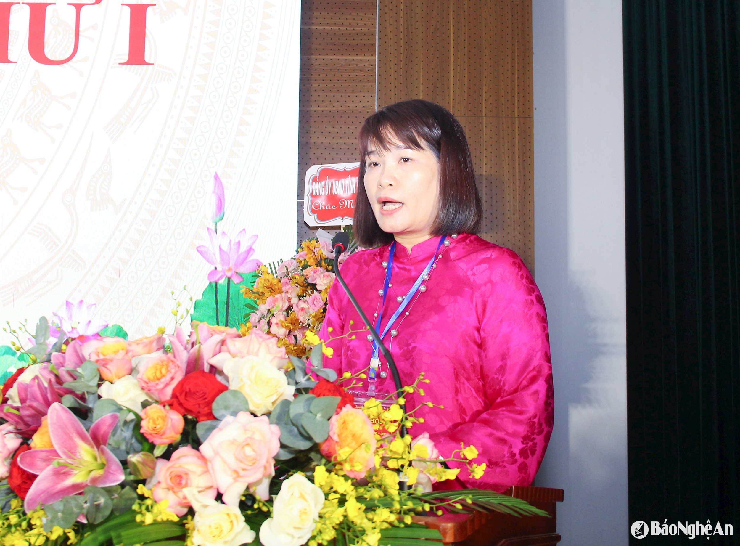 Đồng chí Nguyễn Thị Giang - Bí thư Chi bộ, Trưởng phòng Tài chính và Phát triển doanh nghiệp tham luận tại Đại hội. Ảnh Mai Hoa