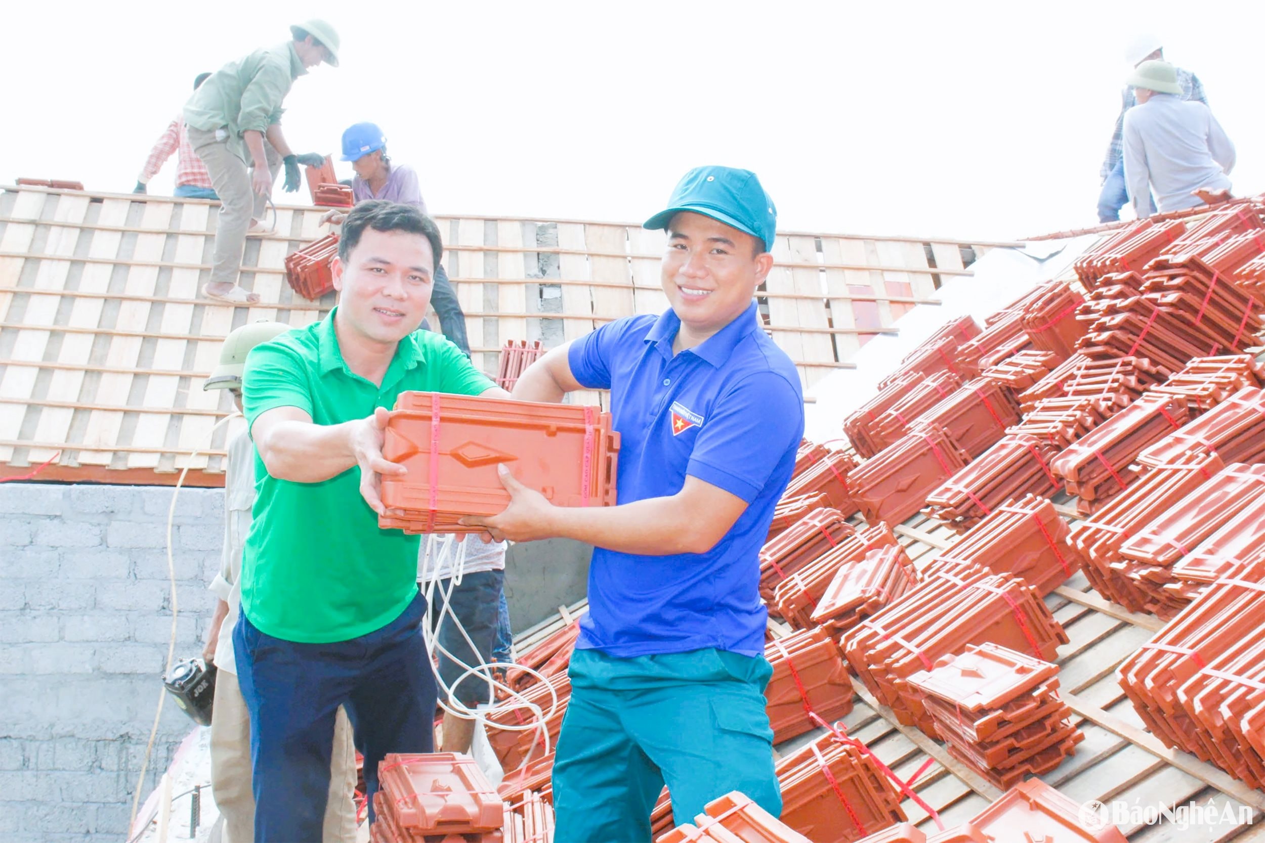 Huyện Quỳnh Lưu huy động cả hệ thống chính trị vào cuộc hỗ trợ người nghèo, có khó khăn về nhà ở làm nhà. Ảnh Mai Hoa