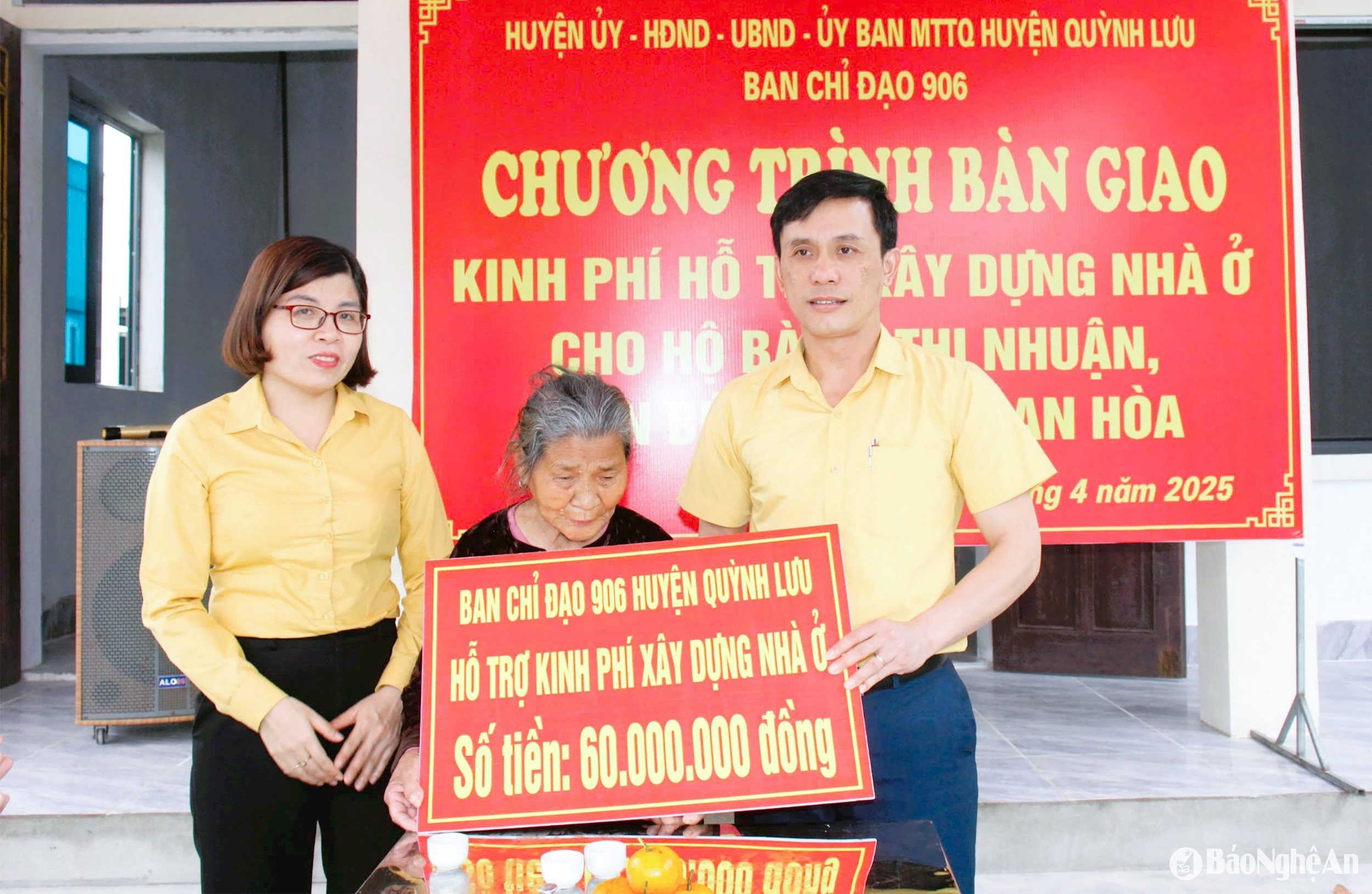 Lãnh đạo Uỷ ban MTTQ huyện Quỳnh Lưu trao nguồn hỗ trợ cho người dân tại xã An Hoà. Ảnh- Mai Hoa