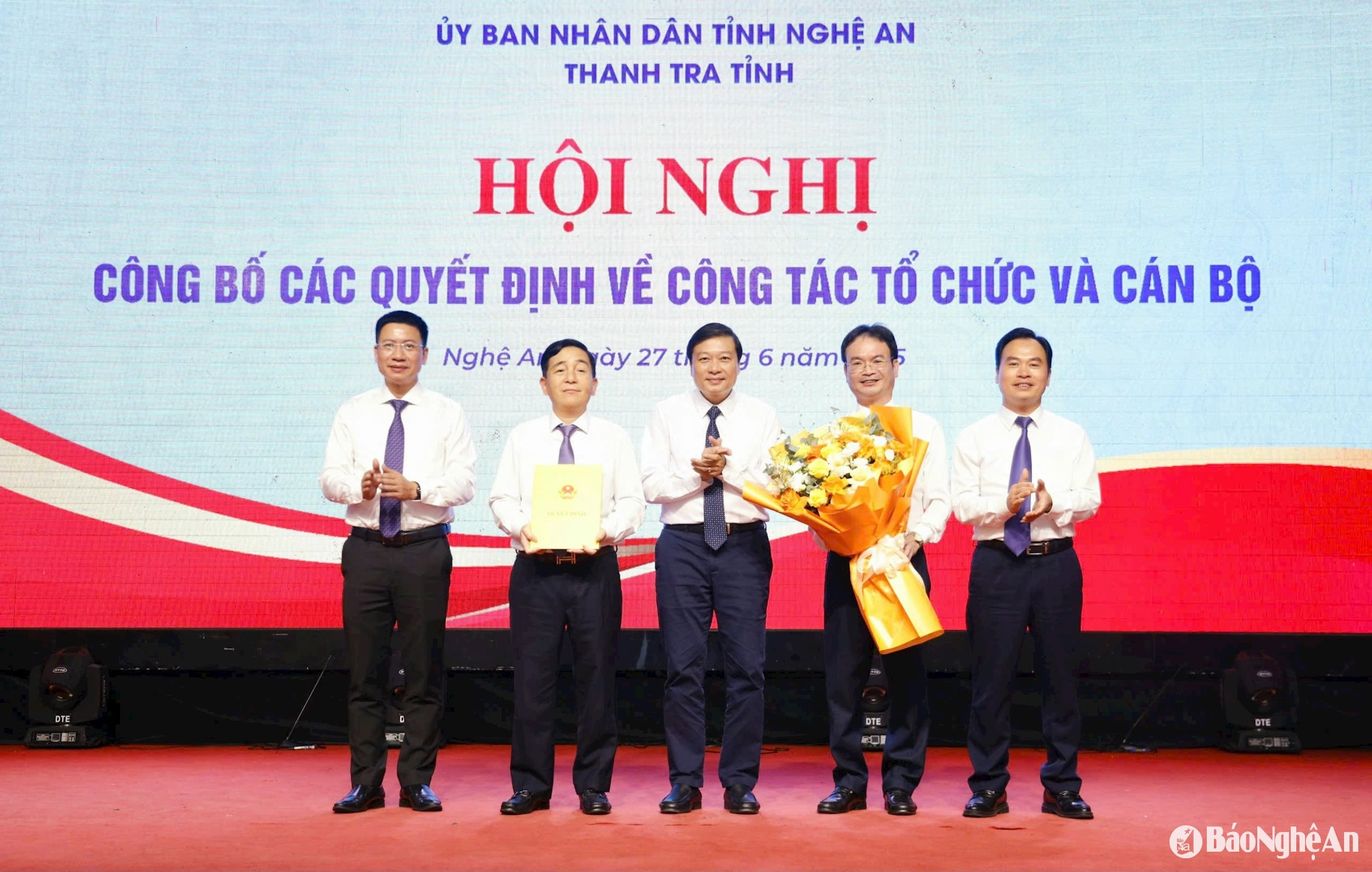 trao lãnh đạo