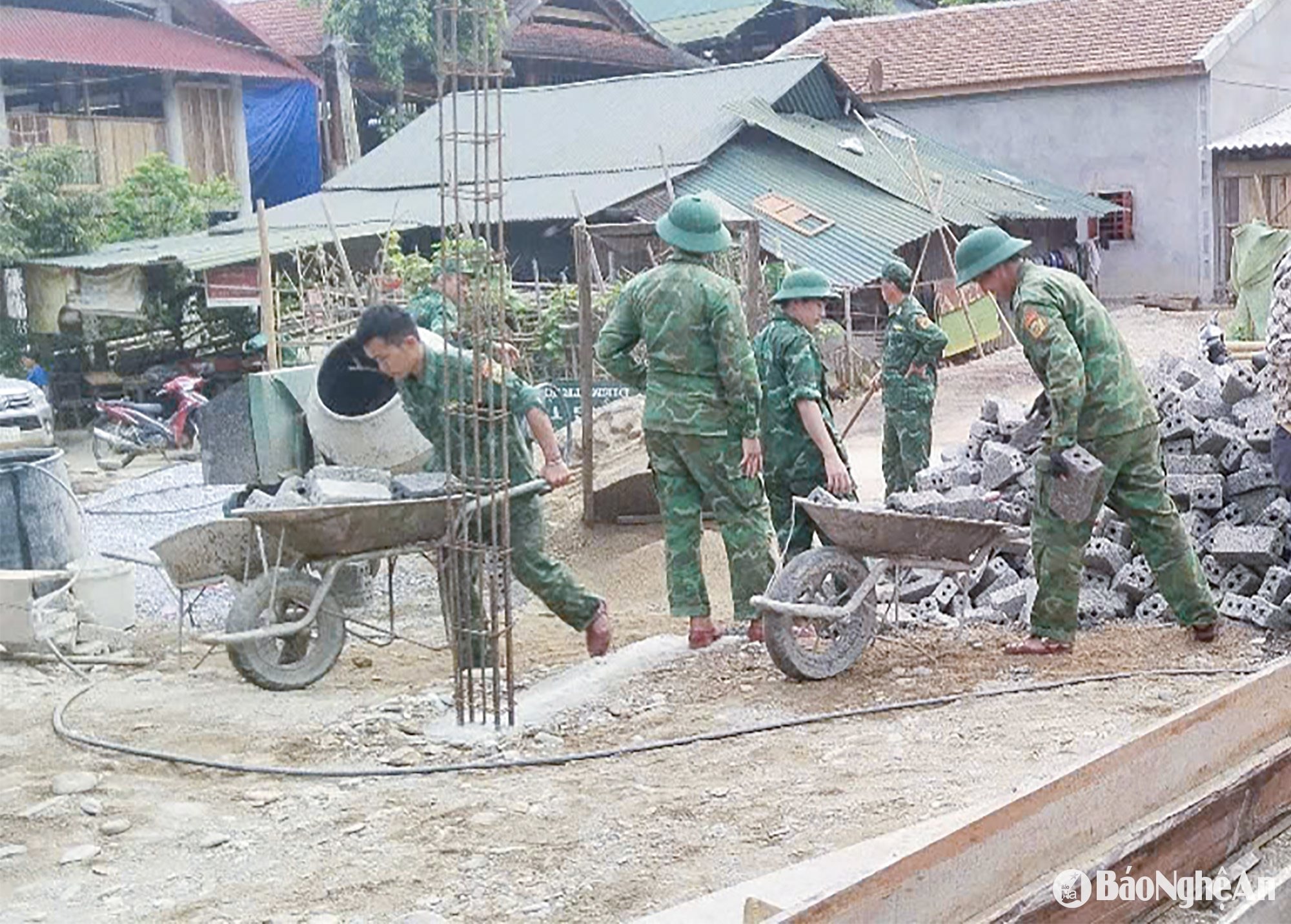 Xã Châu Khê (huyện Con Cuông) huy động các lực lượng làm nhà ở cho người dân. Ảnh Mai Hoa