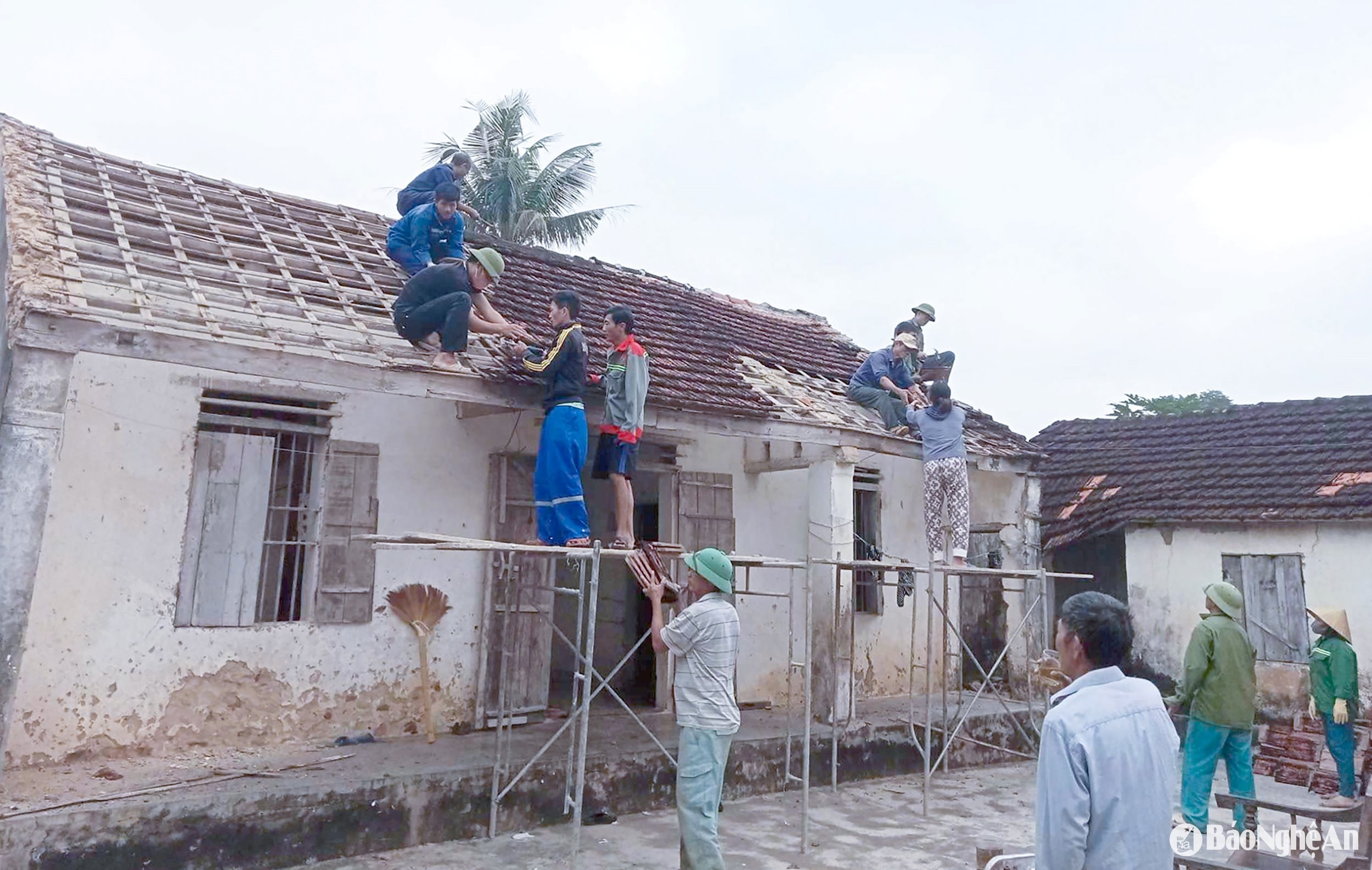 Xã Lăng Thành (huyện Yên Thành) huy động sức dân làm nhà ở cho hộ nghèo.