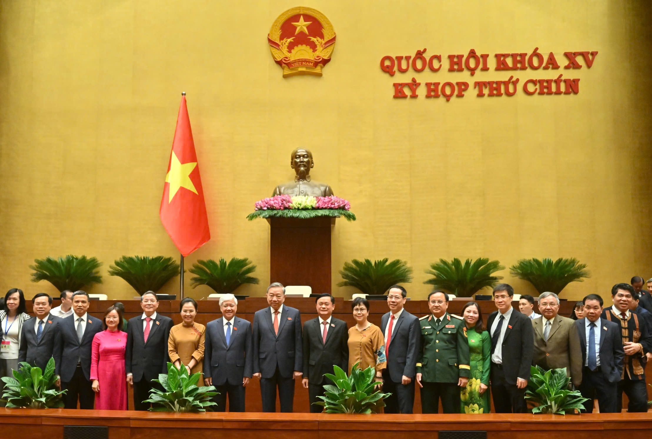 Tổng Bí thư Tô Lâm, cùng các đồng chí lãnh đạo Quốc hội chụp ảnh lưu niệm với Đoàn ĐBQH tỉnh Nghệ An. Ảnh: Nam An