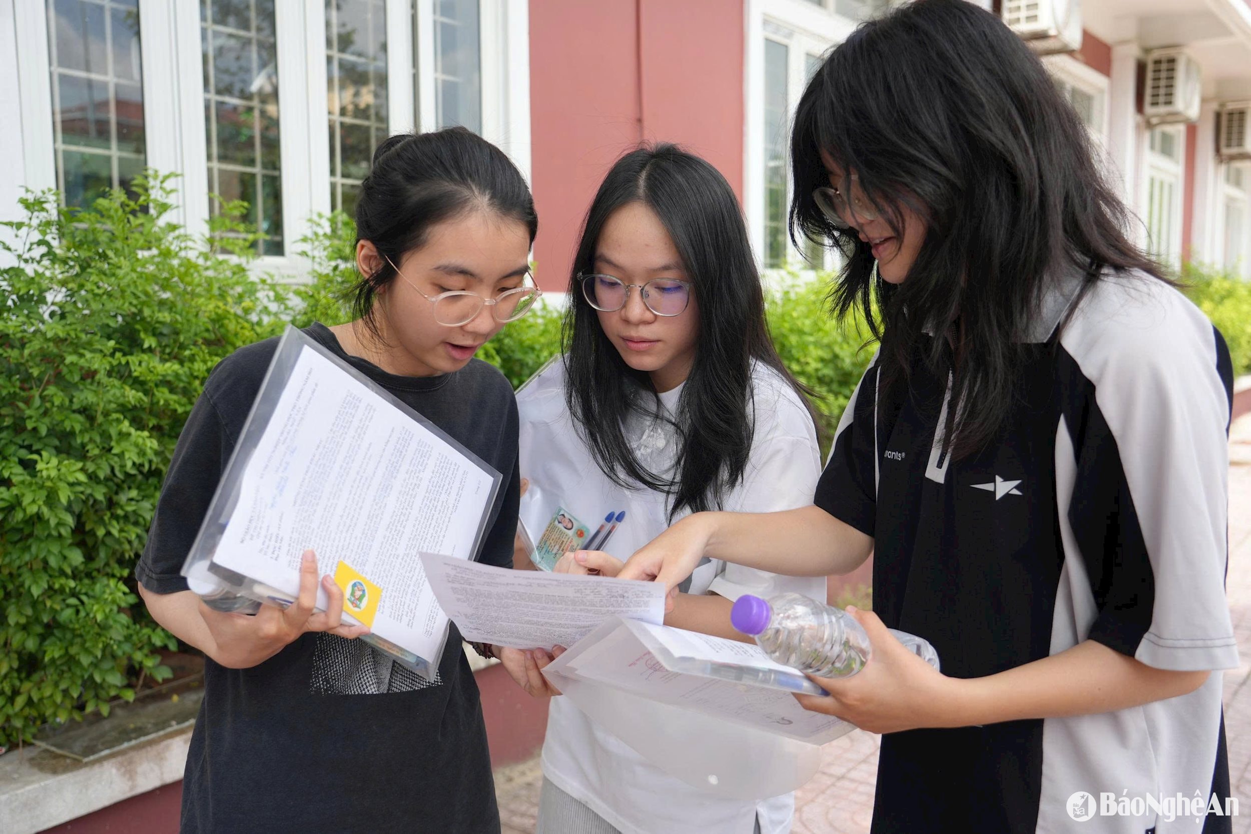 các thí sinh trao đổi bài sau khi hoàn thành môn thi Toán. Ảnh - Mỹ Hà