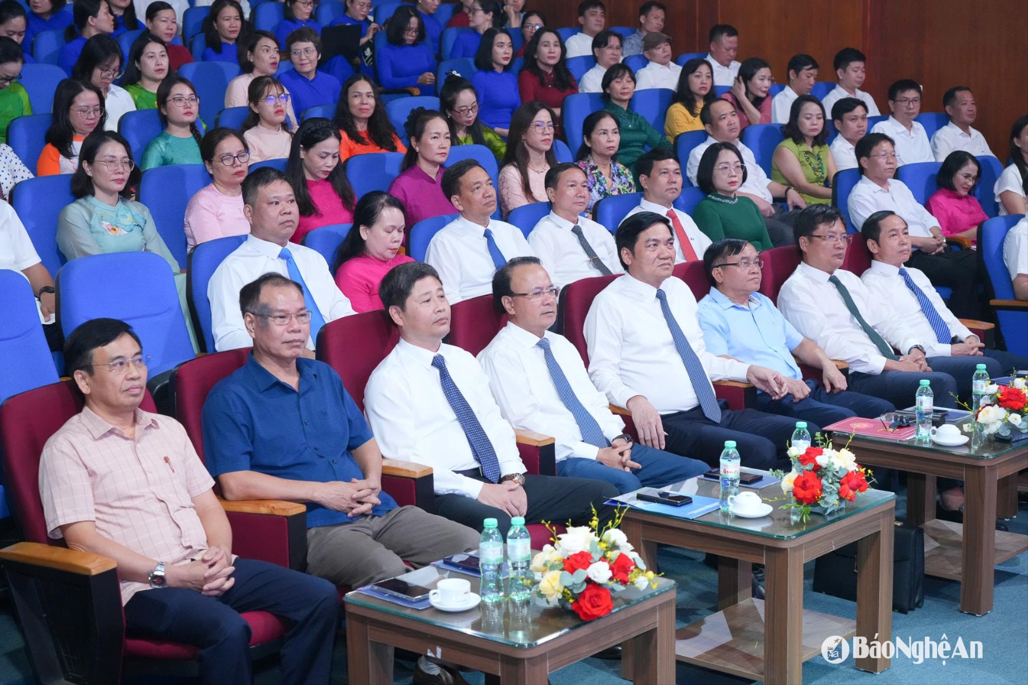 Đồng chí Hoàng Nghĩa Hiếu - Phó Bí thư Thường trực Tỉnh ủy, Chủ tịch HĐND tỉnh; các đồng chí Ủy viên Ban Thường vụ Tỉnh ủy, cùng lãnh đạo Đảng ủy các cơ quan Đảng tỉnh, Đảng ủy UBND tỉnh, Văn phòng Tỉnh ủy, các ban, sở, ngành tham dự buổi lễ. Ảnh: Phạm Bằng