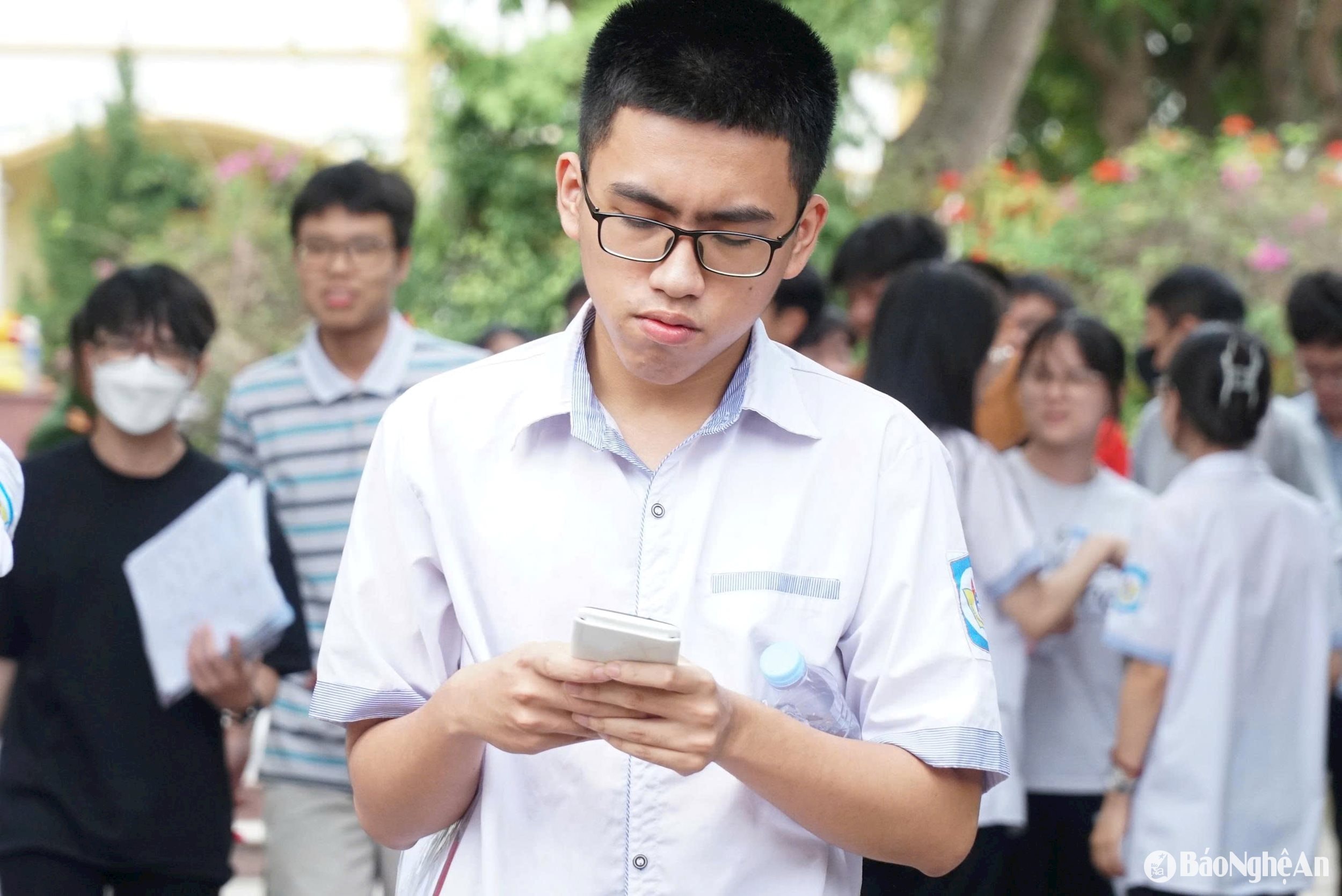 Đề thi Toán năm 2025 thực sự đánh đố thí sinh. Trong ảnh- Gương mặt đăm chiêu của một nam sinh Trường THPT chuyên Phan Bội Châu sau khi nhẩm tính lại bài thi sau khi h