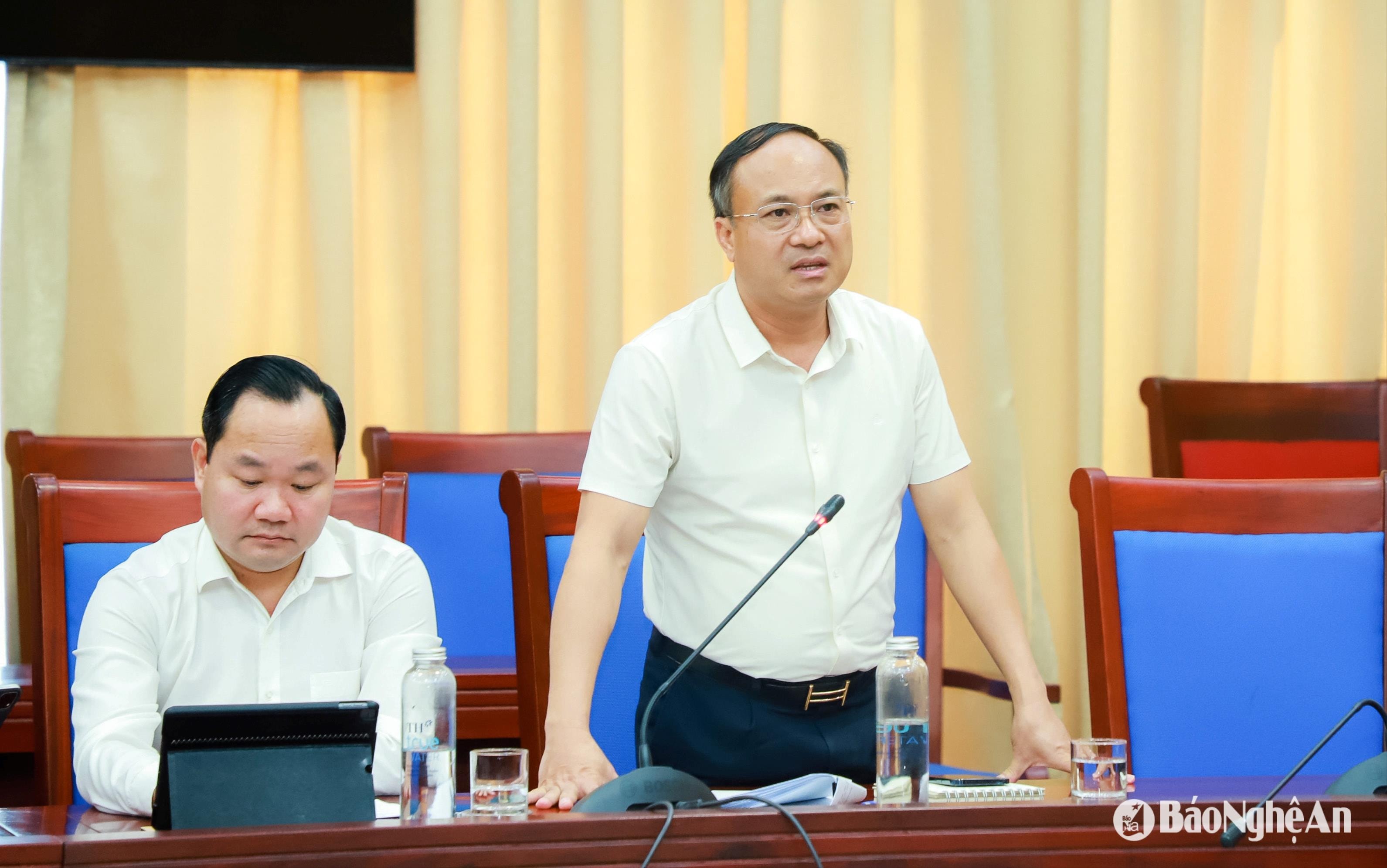 Đồng chí Nguyễn Viết Hưng - Ủy viên Ban Chấp hành Đảng bộ tỉnh, Giám đốc Sở Nội vụ phát biểu tại cuộc làm việc. Ảnh: Thành Duy