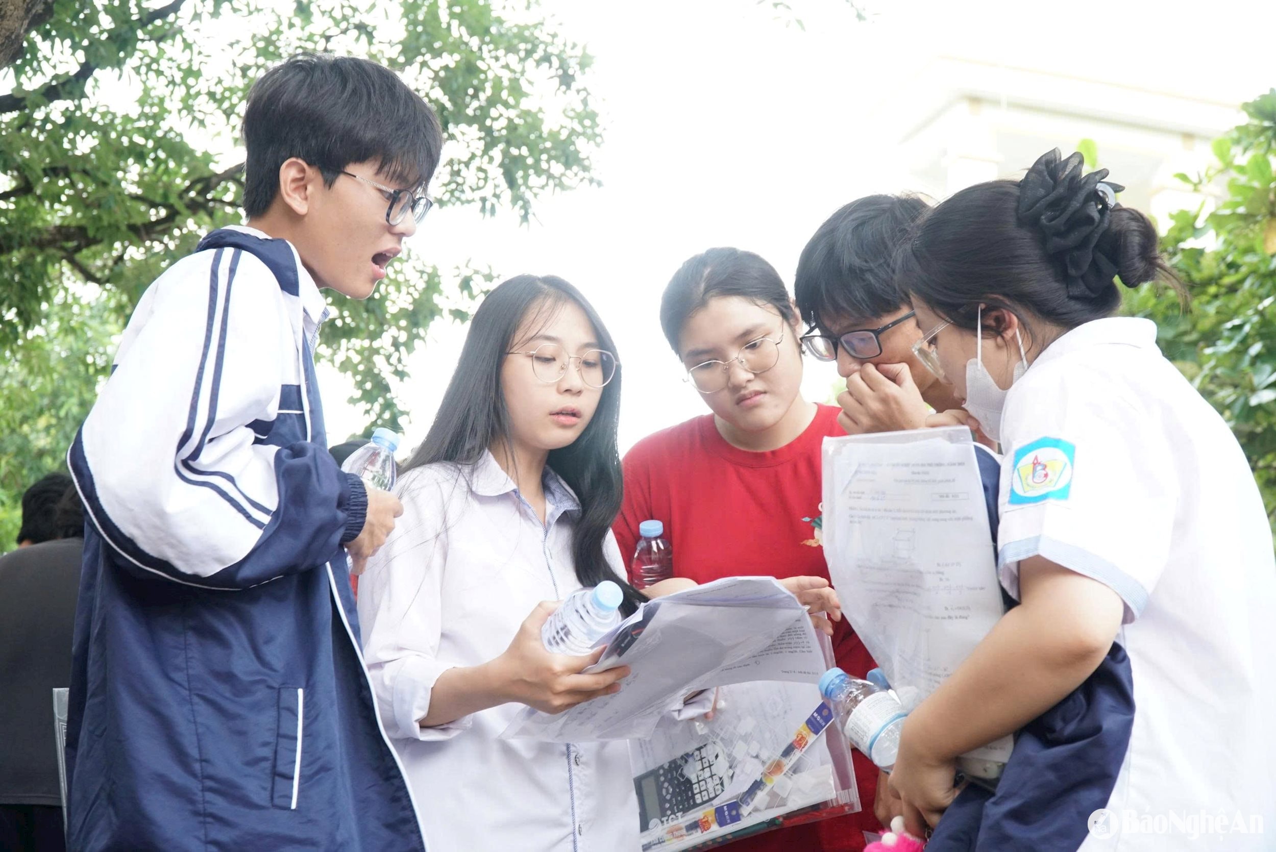 Lứa học sinh 2K7 đã trải qua một mùa thi không dễ dàng. Ảnh - Mỹ Hà