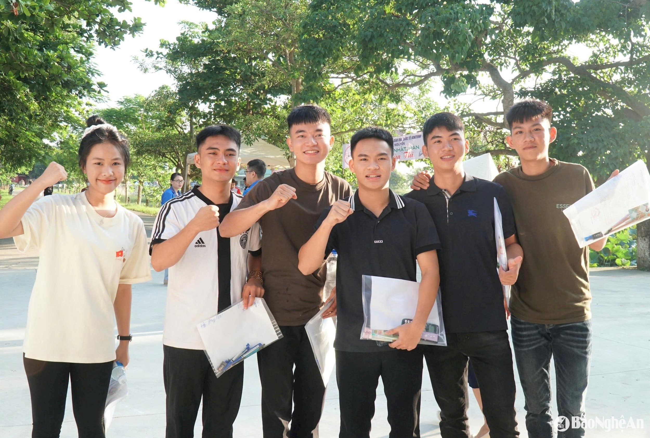 Nhóm bạn học của Trường THPT Lê Hồng Phong (Hưng Nguyên) quyết tâm đạt kết quả cao tại Kỳ thi tốt nghiệp THPT. Ảnh - Mỹ Hà