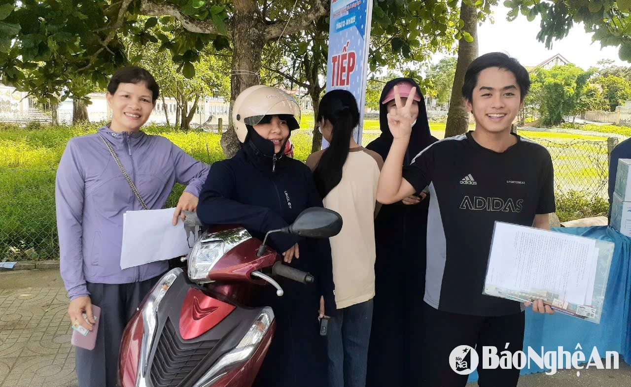 Thí sinh tại điểm thi Trường THPT Đặng Thai Mai. Ảnh - Huy Thư