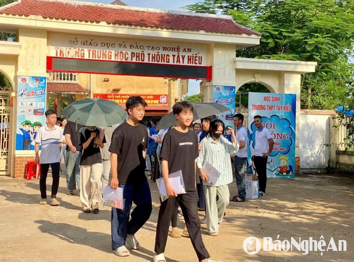 Thí sinh tại điểm thi Trường THPT Tây Hiếu. Ảnh - Minh Thái