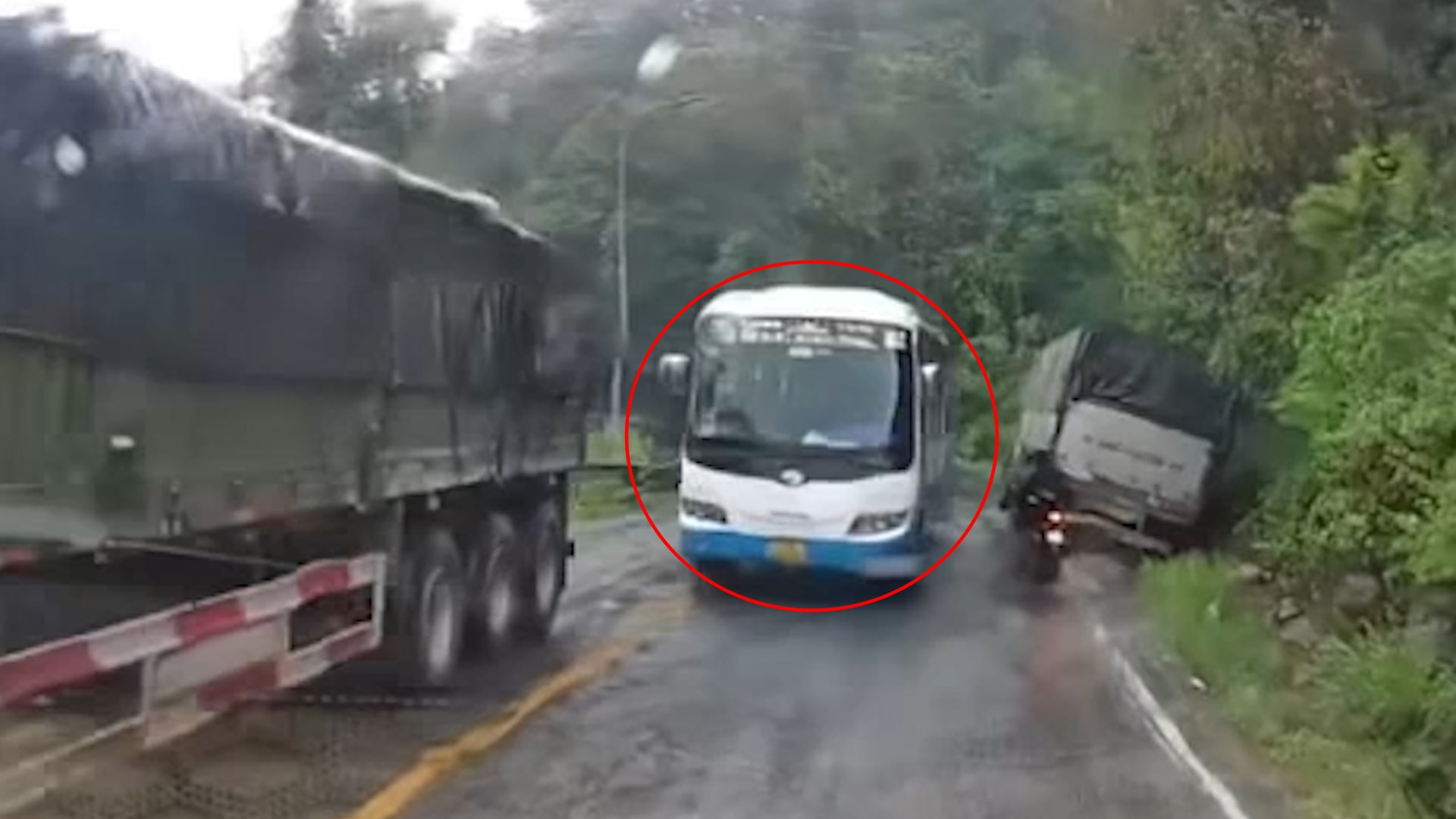 Vượt xe thế nào để tránh bị phạt nặng theo quy định mới? - Ảnh 1. Hành vi vượt xe 'vô tội vạ' bị phạt nặng ra sao? - Ảnh 1.