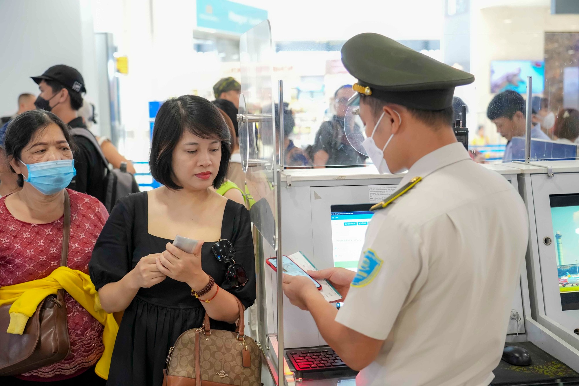 Cuộc cách mạng trong thủ tục sân bay với VNeID