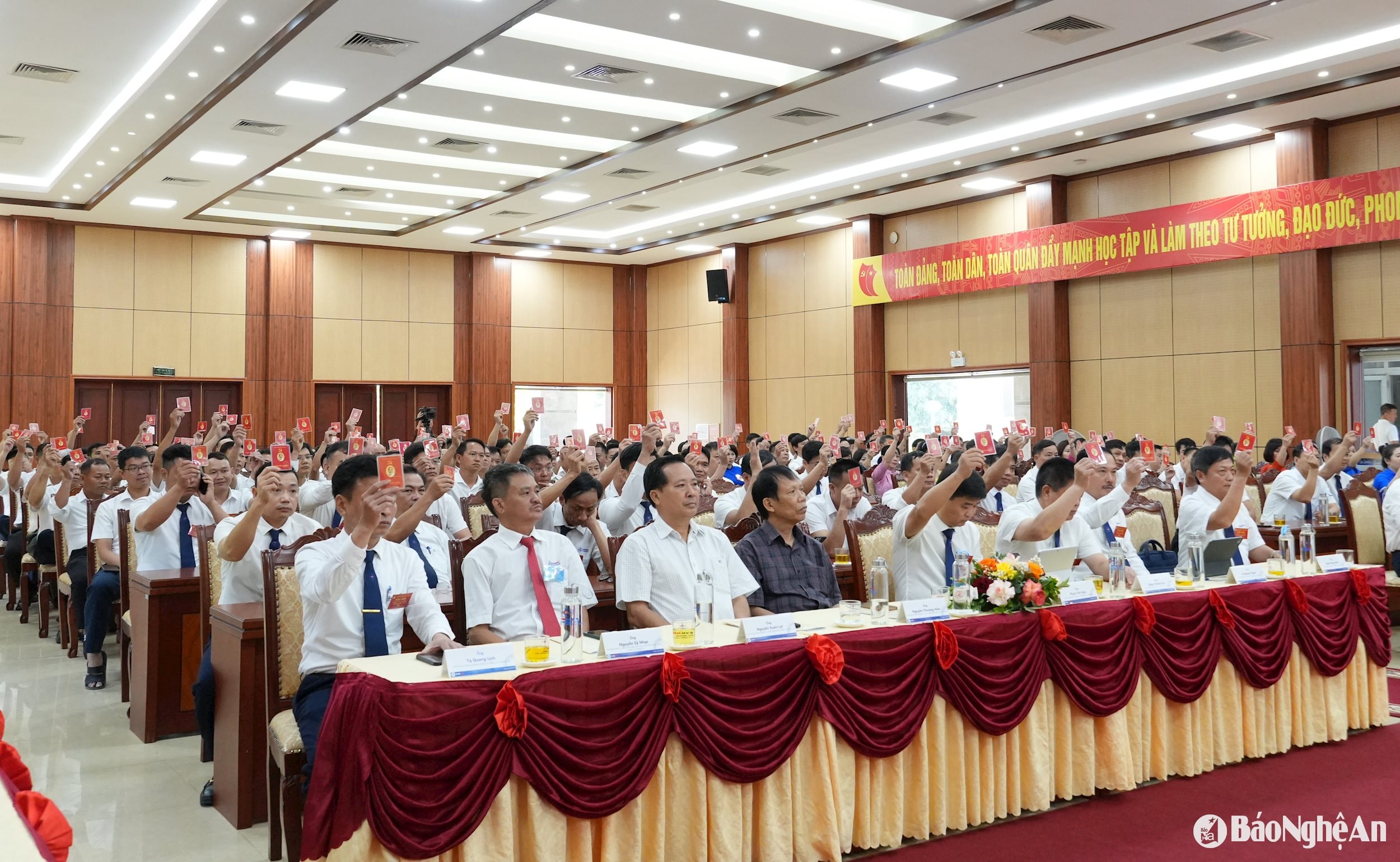 100% Đại biểu thống nhất chương trình đại hội
