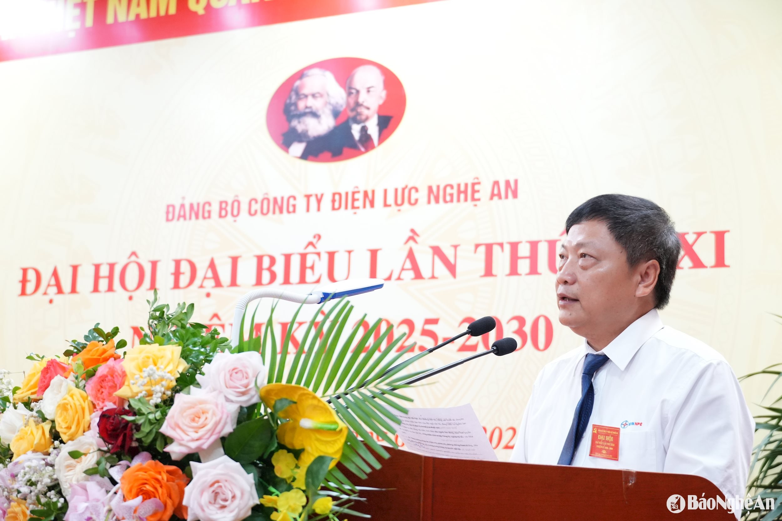 Đồng chí Bành Hồng Hiển - Bí thư Đảng ủy, Giám đốc Công ty phát biểu tại Đại hội