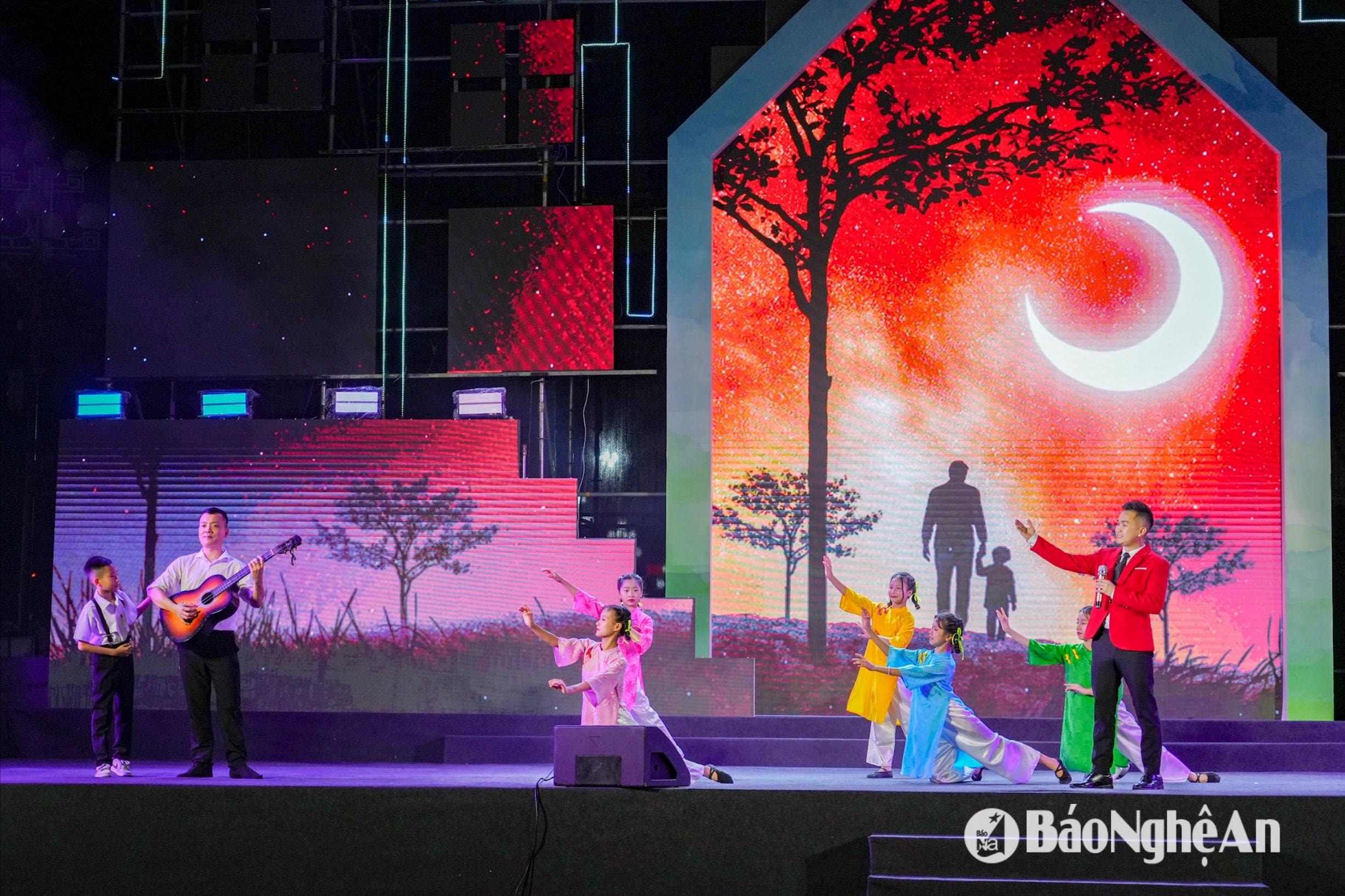 Một tiết mục văn nghệ tại lễ phát động hưởng ứng Tháng hành động phòng chống bạo lực gia đình năm 2025. Ảnh: Minh Quân