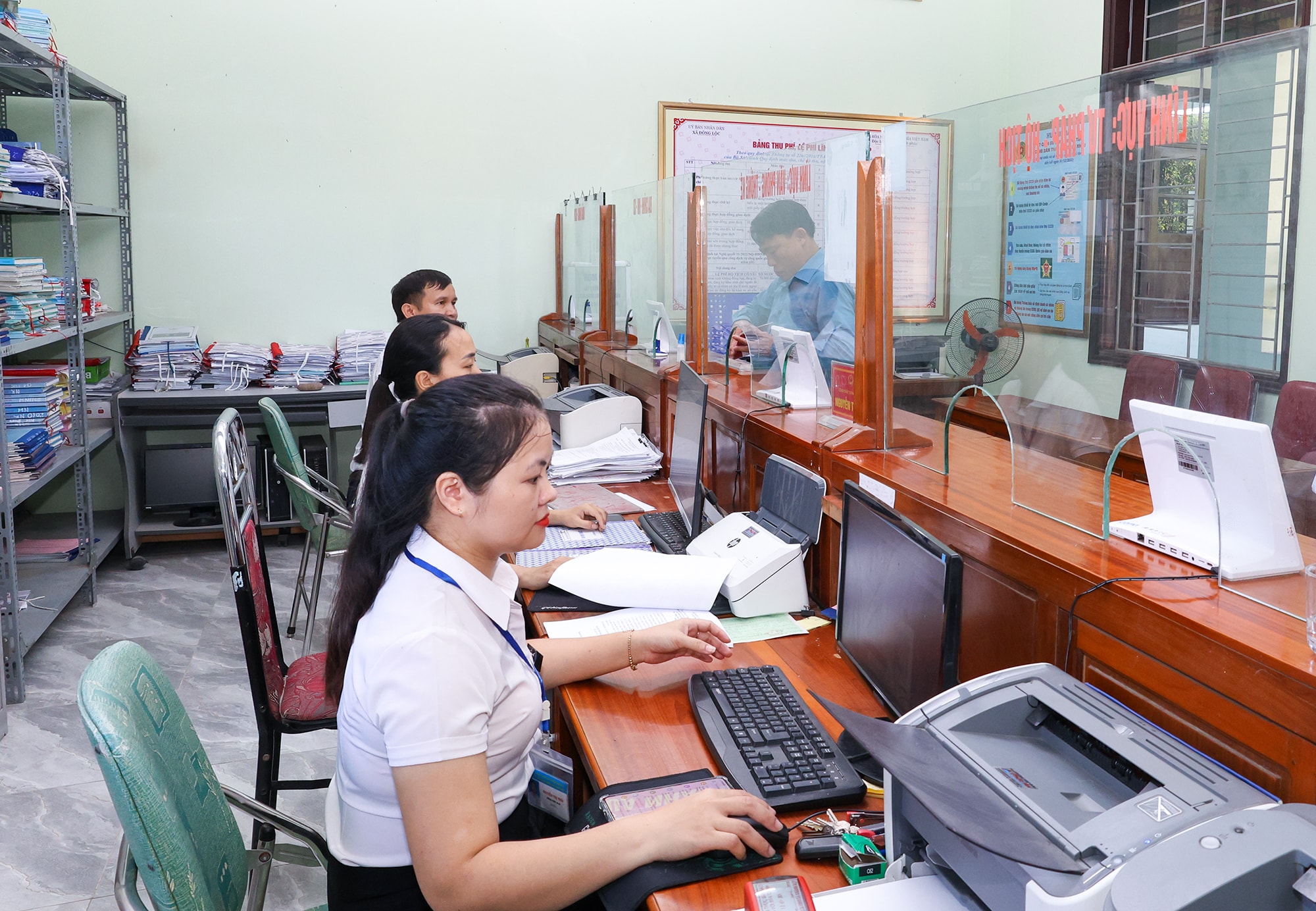 Cán bộ xã Đông Lộc ứng dụng công nghệ thông tin tiếp nhận, thực hiện giải quyết các thủ tục hành chính cho người dân và doanh nghiệp.