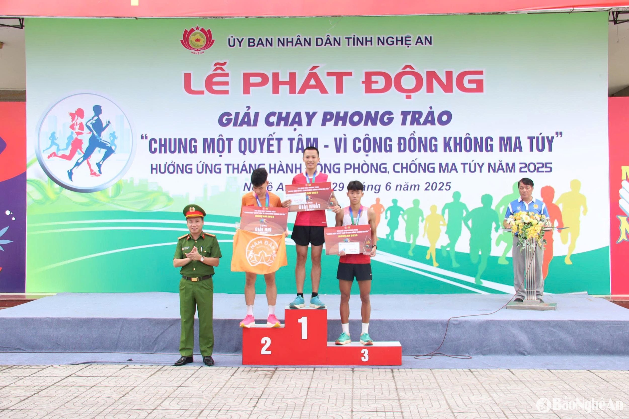 Ban tổ chức trao thưởng nội dung việt dã 10km nam. Ảnh: Minh Quân