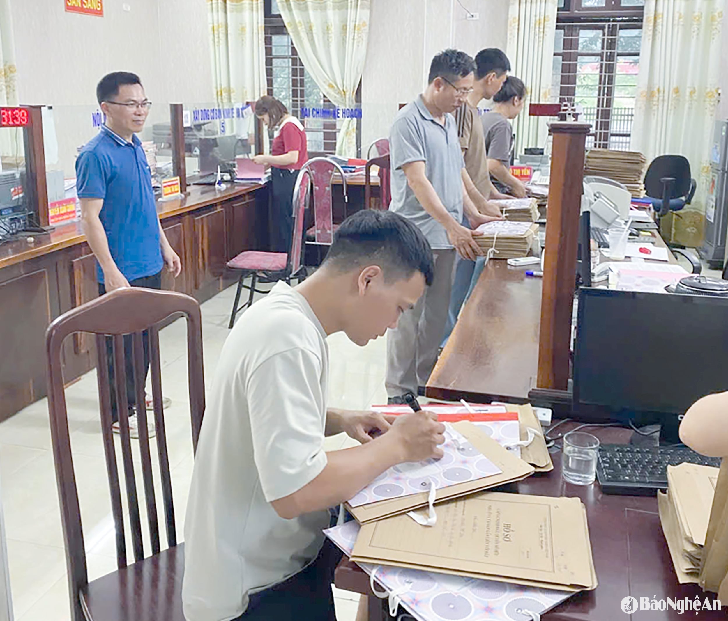 Cán bộ, công chức xã Quỳ Hợp chuẩn bị các điều kiện để sẵn sàng vận hành bộ máy hành chính mới. Ảnh CSCC