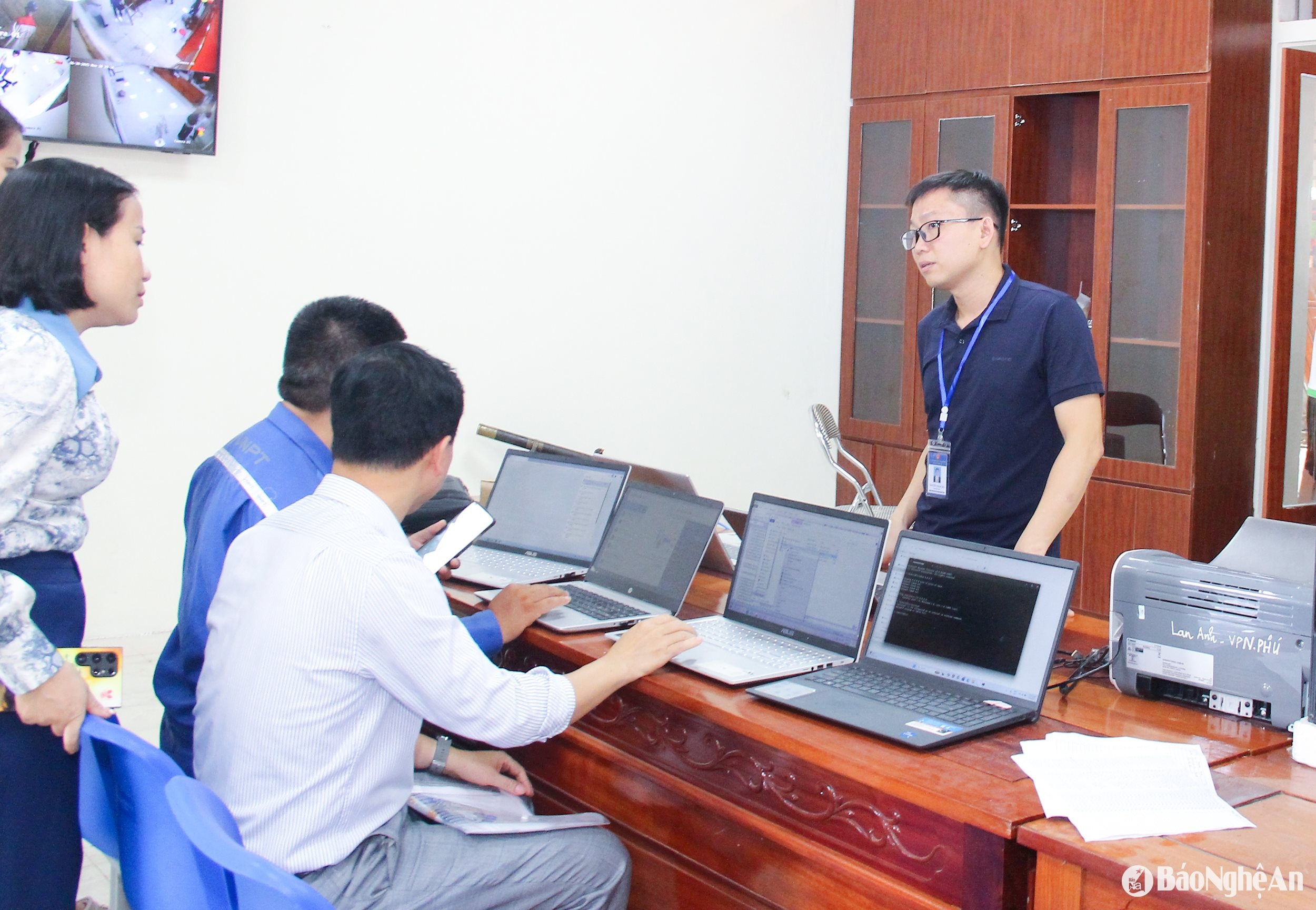  1bna_ Cài đặt phần mềm an toàn bảo mật cho các máy tính phục vụ hành chính công tại Trung tâm hành chính công phường Vinh Phú. Ảnh Mai Hoa