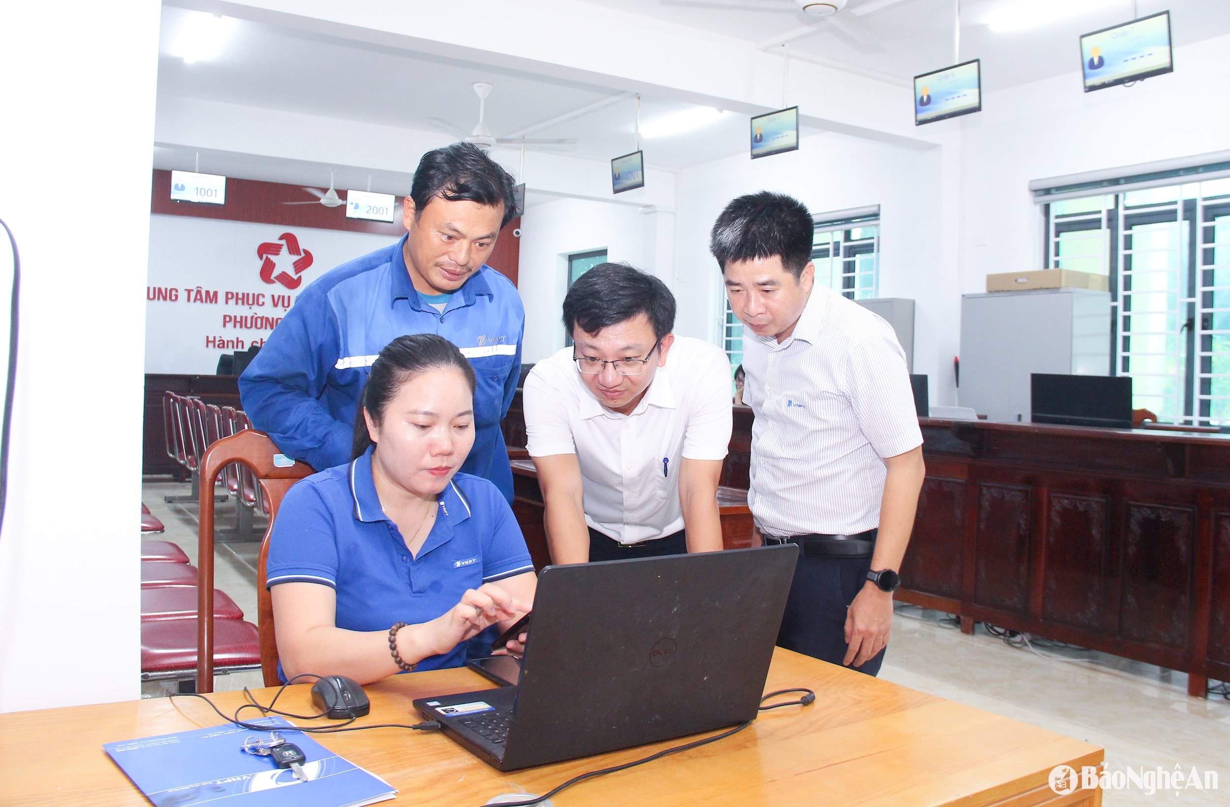  Cán bộ 