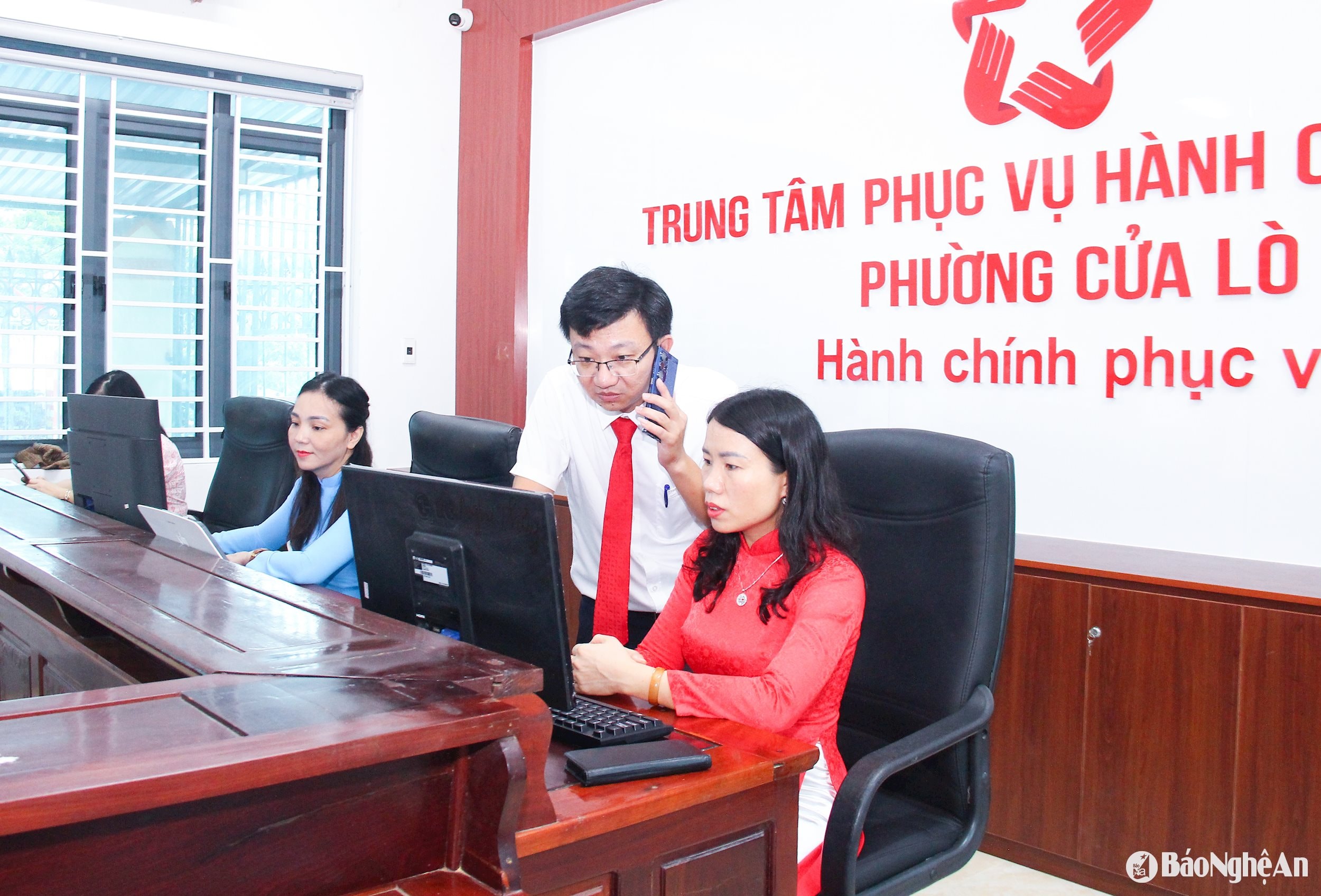  Cán bộ, cômg chức Trung tâm Phục vụ hành chính công phường Cửa Lò vận hành thử hệ thống thiết bị. Ảnh Mai Hoa