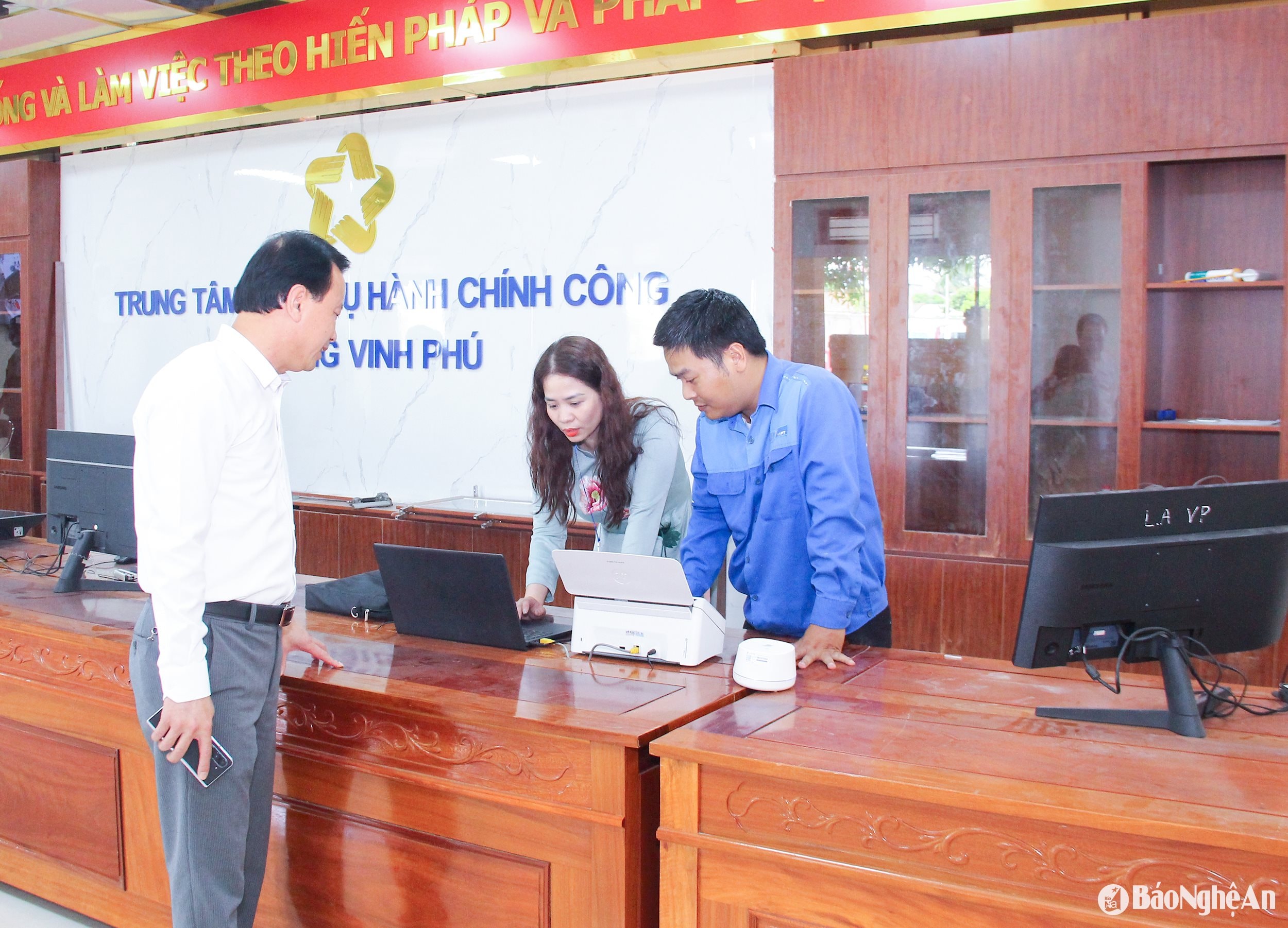  Cán bộ, công chức Trung tâm Phục vụ hành chính. Ảnh Mai Hoa