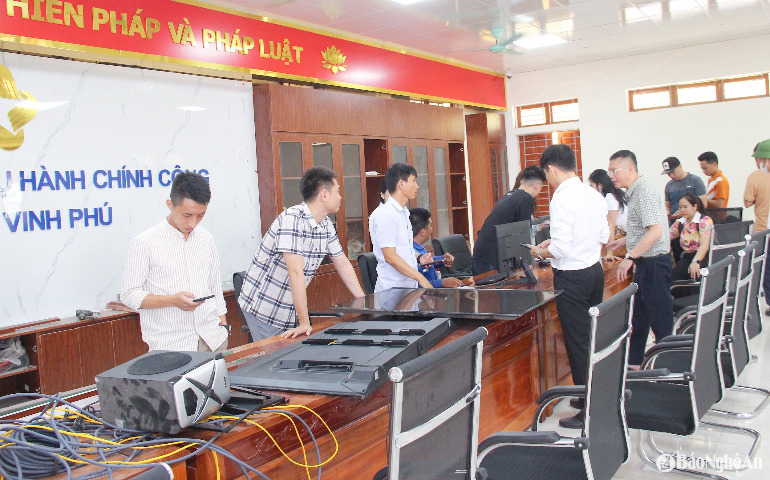  Lắp đặt hệ thống máy tính, ti vi tại Trung tâm Phục vụ hành chính công phường Vinh Phú. Ảnh Mai Hoa