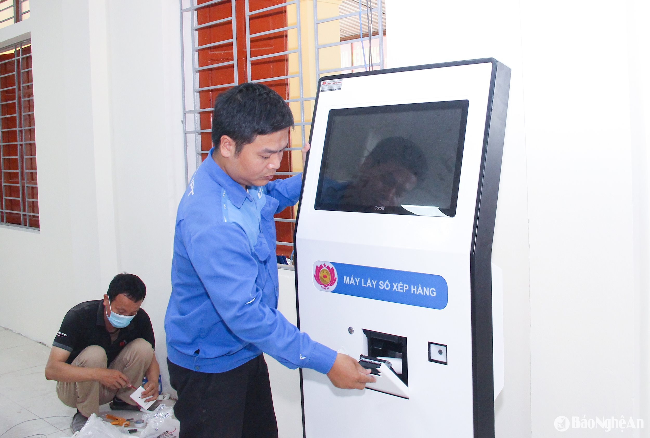  Lắp đặt máy bấm số thứ tự và lựa chọn dịch vụ giao dịch tại Trung tâm Phục vụ hành chính công phường Vinh Phú. Ảnh- Mai Hoa