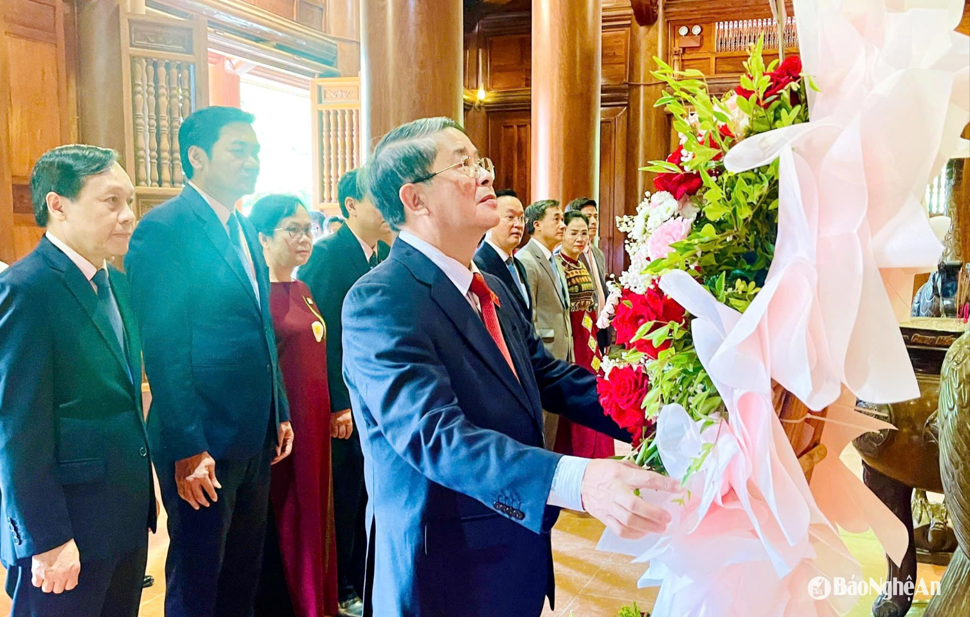 Phó Chủ tịch Quốc hội Nguyễn Đức Hải dâng hương tưởng niệm Chủ tịch Hồ Chí Minh