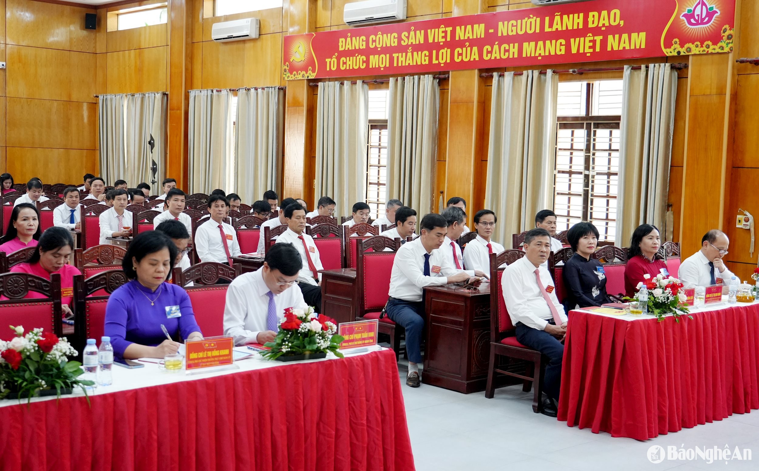 Các đại biểu tham dự đại hội Đảng bộ Sở Giáo dục và Đào tạo. Ảnh - Mỹ Hà