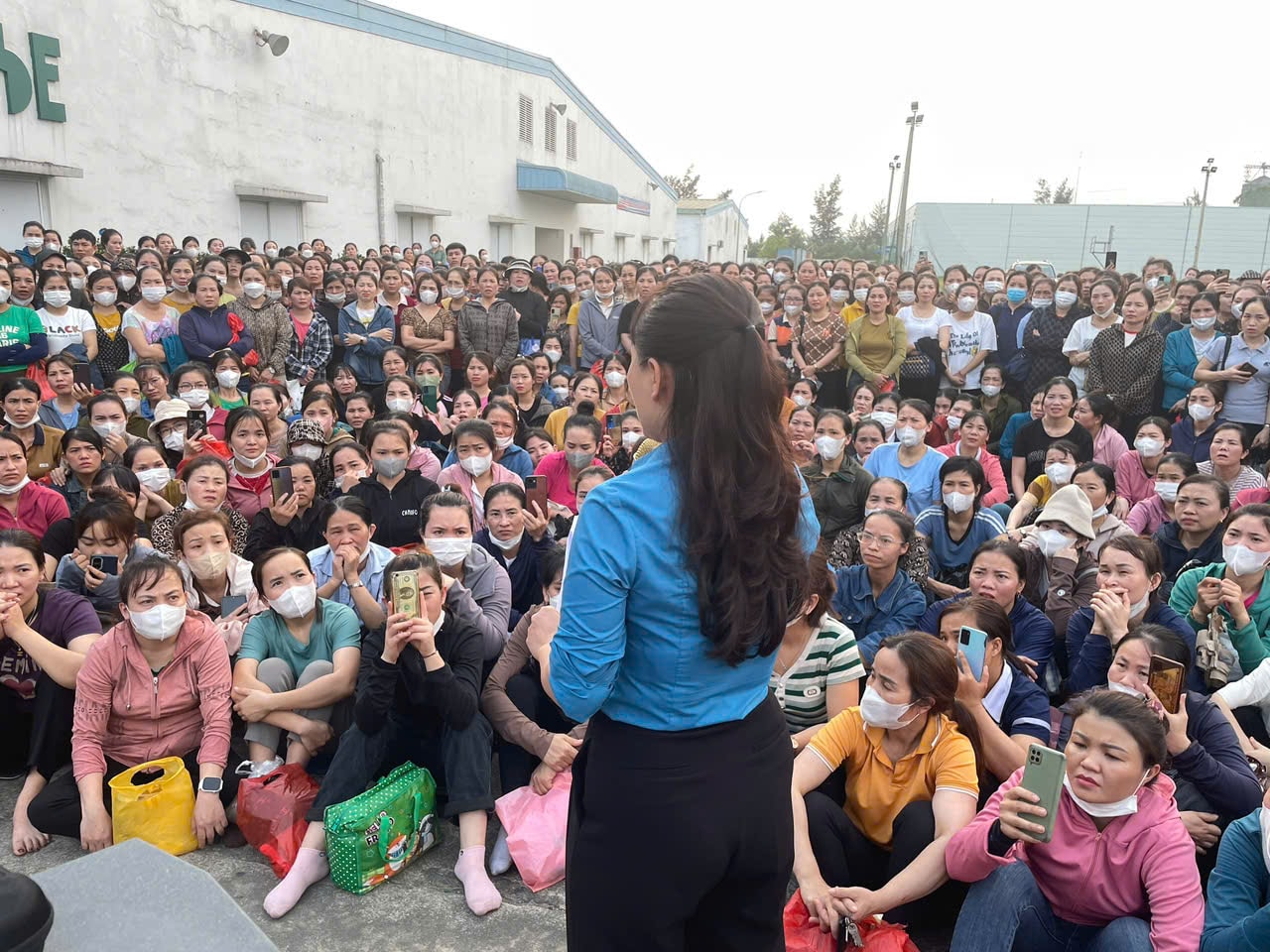 Cán bộ Công đoàn KKT Đông Nam đối thoại, nắm bắt tâm tư người lao động trong một cuộc đình công. Ảnh: CSCC