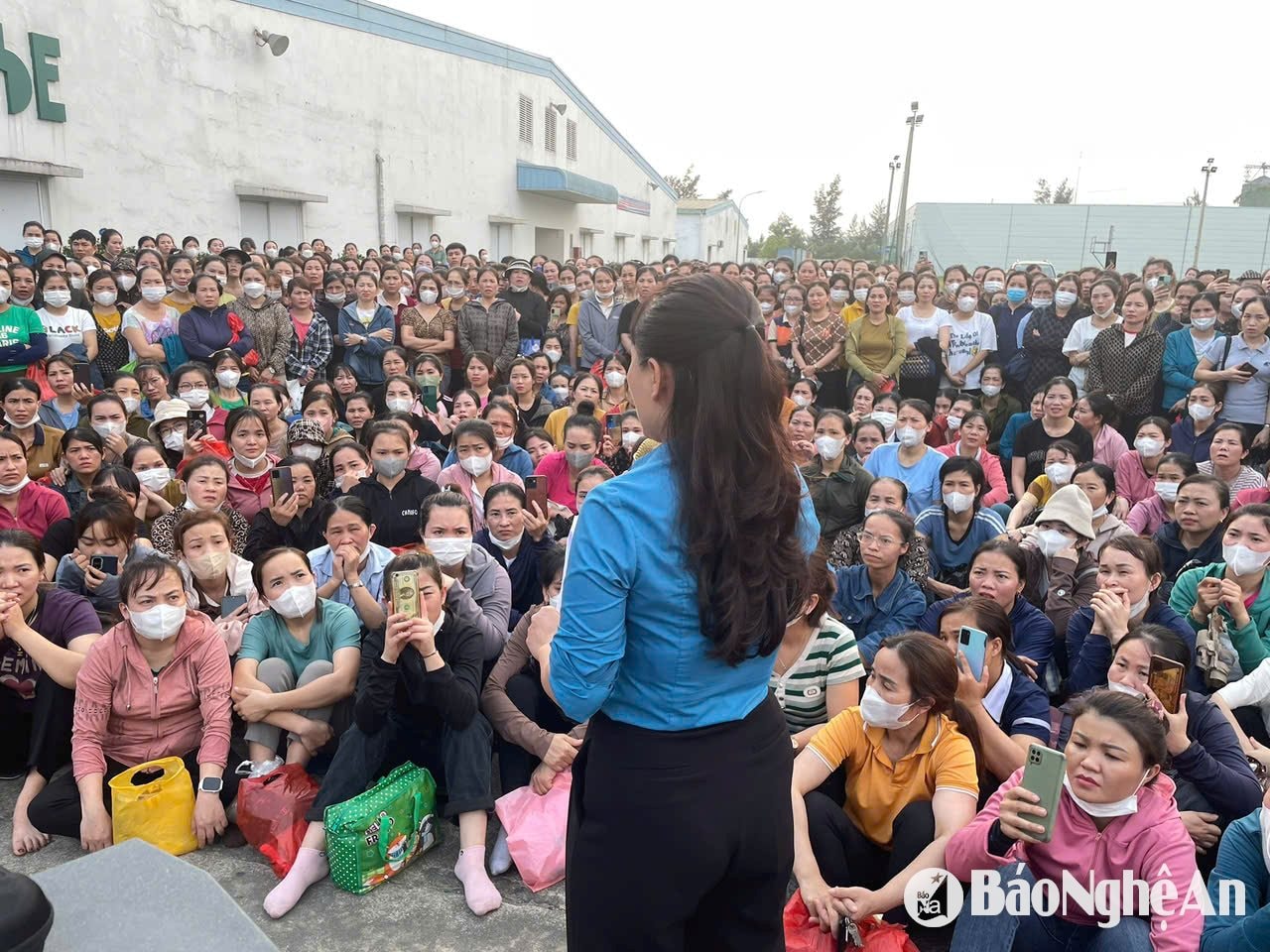 Cán bộ Công đoàn KKT Đông Nam đối thoại, nắm bắt tâm tư người lao động trong một cuộc đình công. Ảnh: CSCC