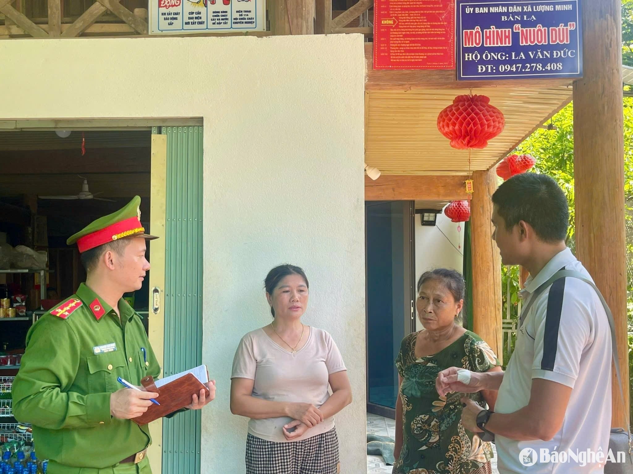 Đại úy Nguyễn Văn Hùng cùng PV trao đổi với người dân địa phương. Ảnh Tiến Đông