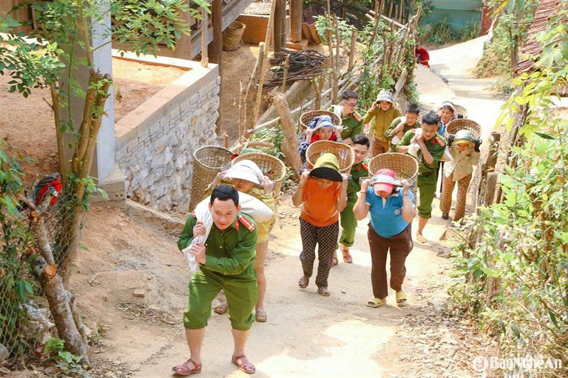 Đại úy Nguyễn Văn Hùng giúp nhân dân vận chuyển đồ đạc. Ảnh NVCC