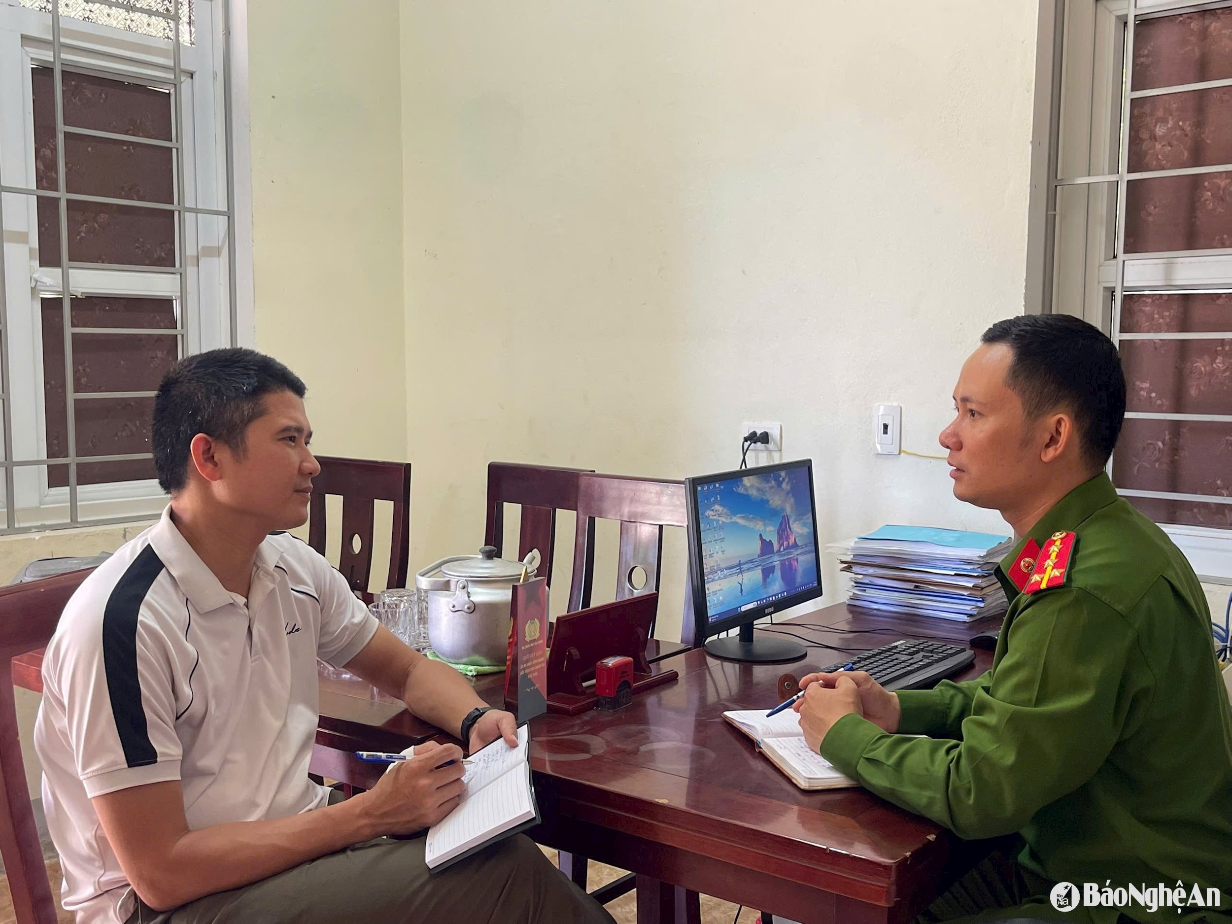 Đại úy Nguyễn Văn Hùng trao đổi với PV.
